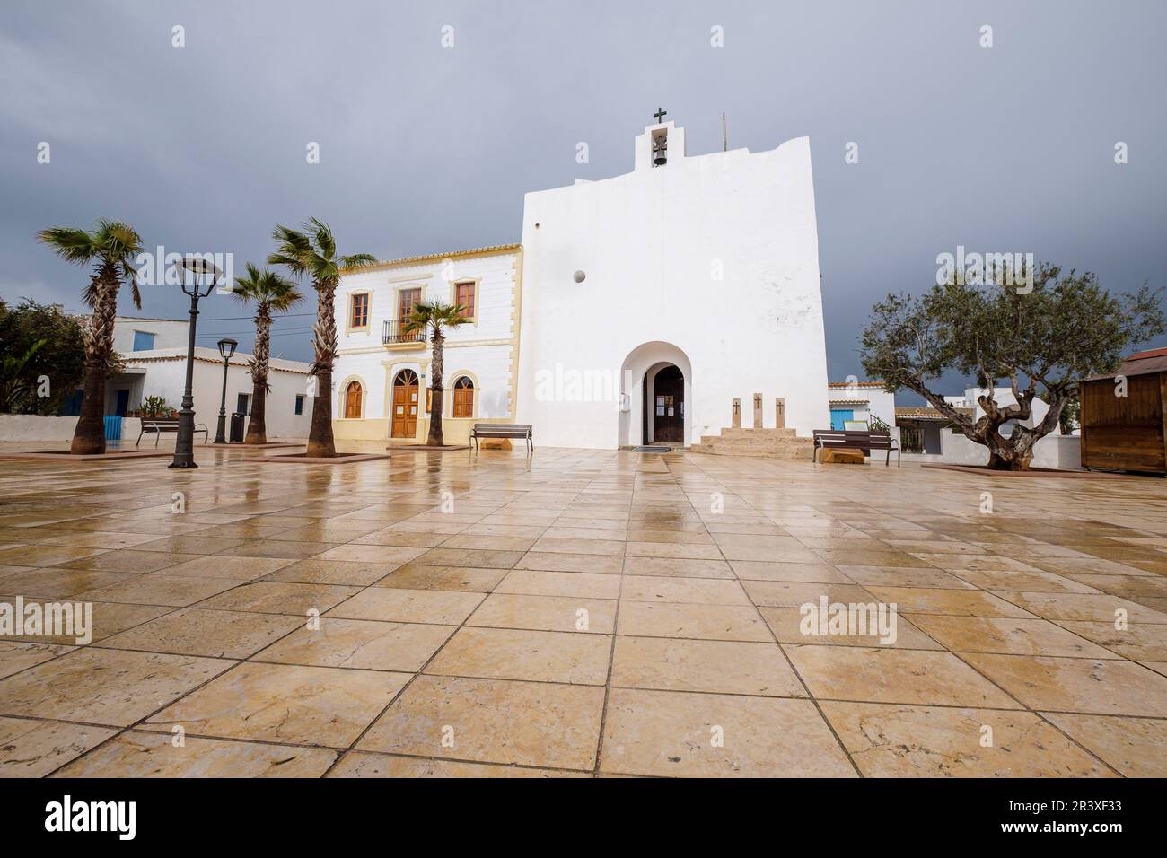Chiesa parrocchiale di Sant Francesc sotto la pioggia, Formentera, Isole Pitiusas, Comunità Balearic, Spagna. Foto Stock