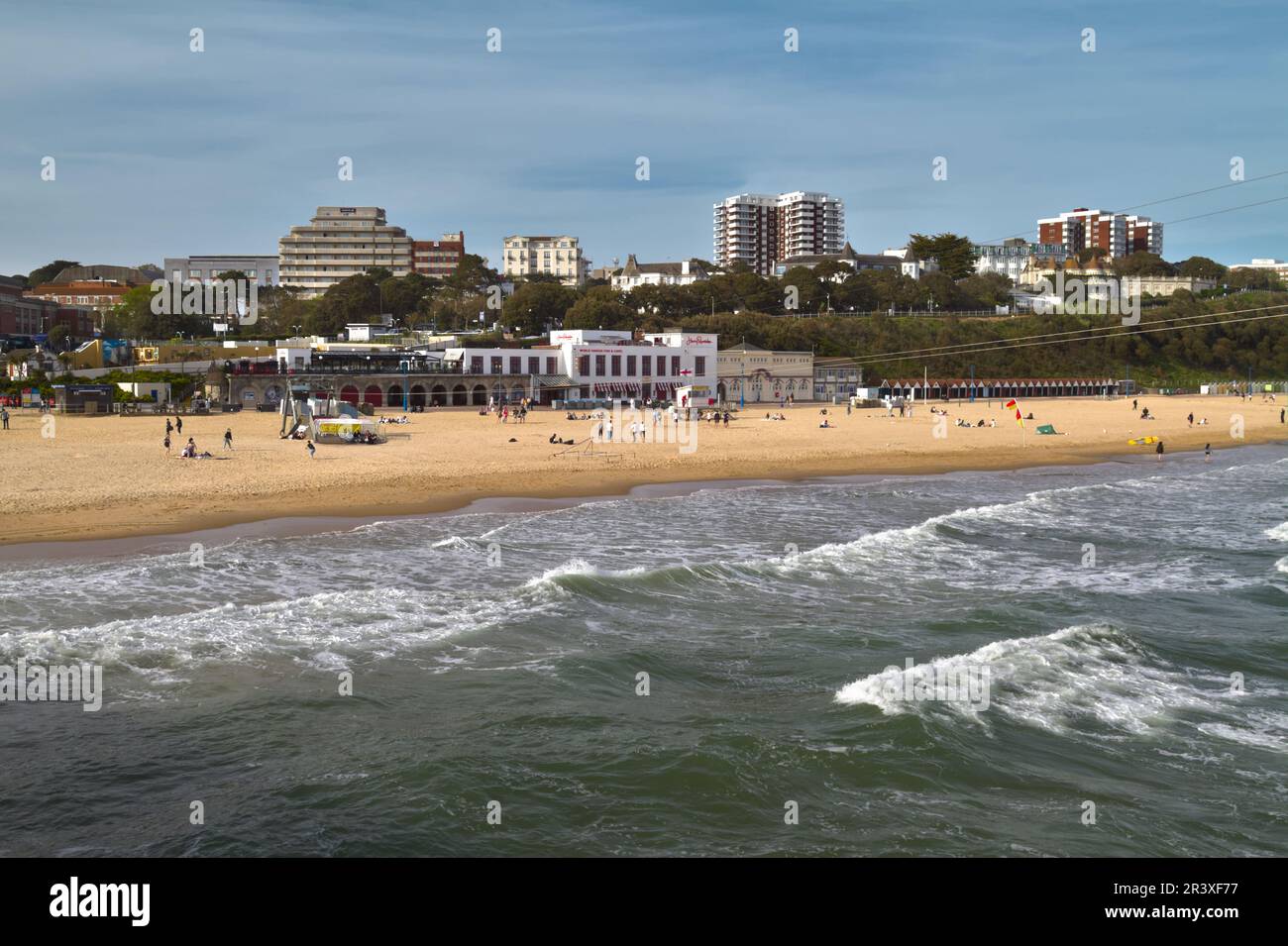Bournemouth Beach e Town Skyline dal molo di Bournemouth, Inghilterra, Regno Unito Foto Stock