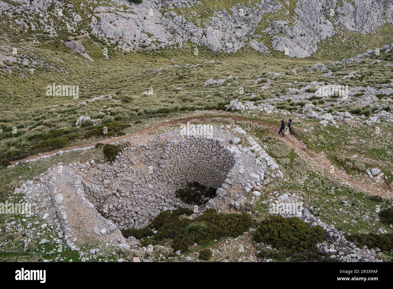 Cases de neu, deposito scavato alla fine del 17 ° secolo d.C. C., ai piedi del puig d'en Galileu, Escorca, Maiorca, Isole Baleari, Spagna. Foto Stock