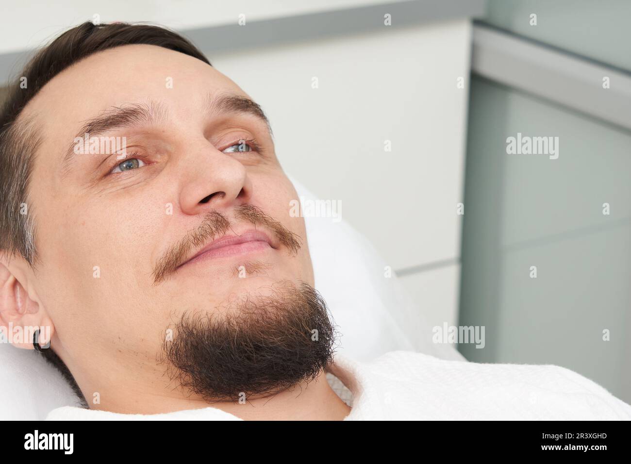 Uomo readyto per avere trattamento alla clinica di bellezza Foto Stock