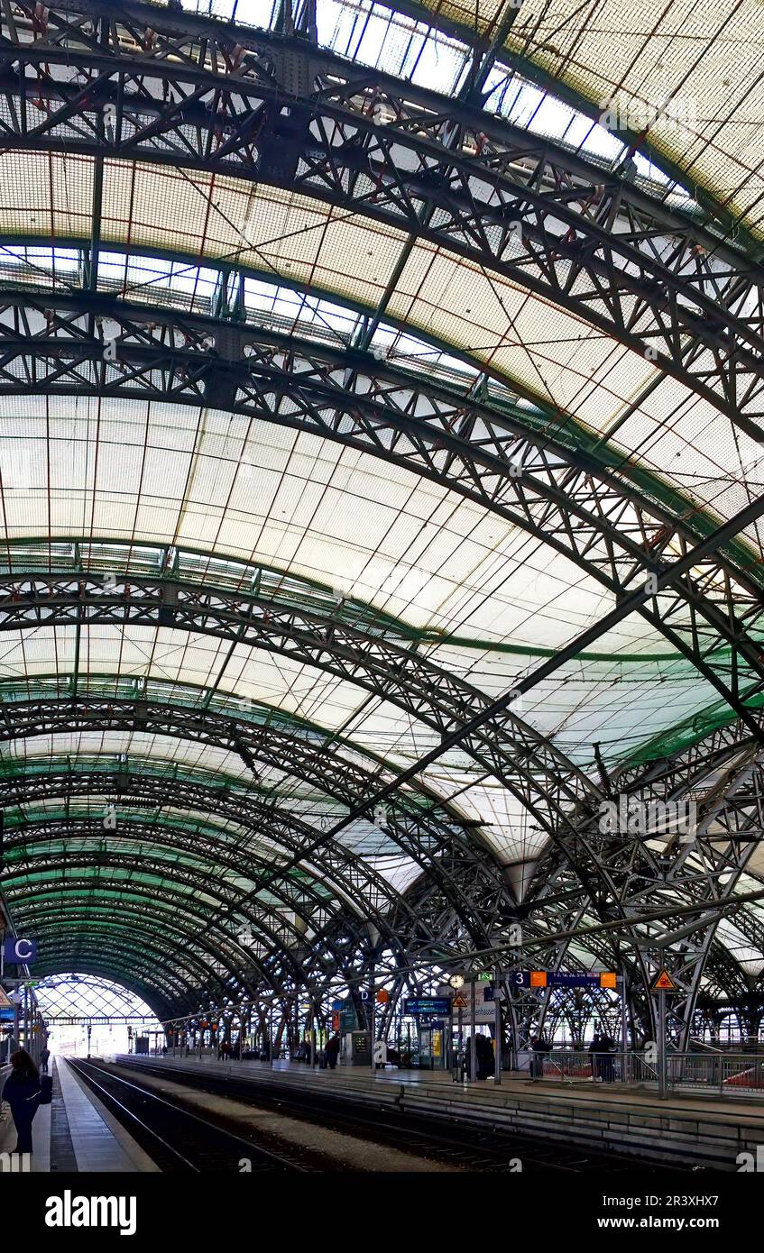 Struttura in acciaio del tetto attraverso le rotaie alla stazione centrale di Dresda, Germania Foto Stock
