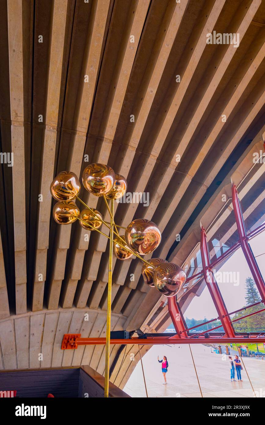 Un primo piano delle costellazioni d'illuminazione dorate realizzate con lampade in vetro Tom Dixon 'melt' all'interno della Sydney Opera House, il Bennelong Restaurant Foto Stock