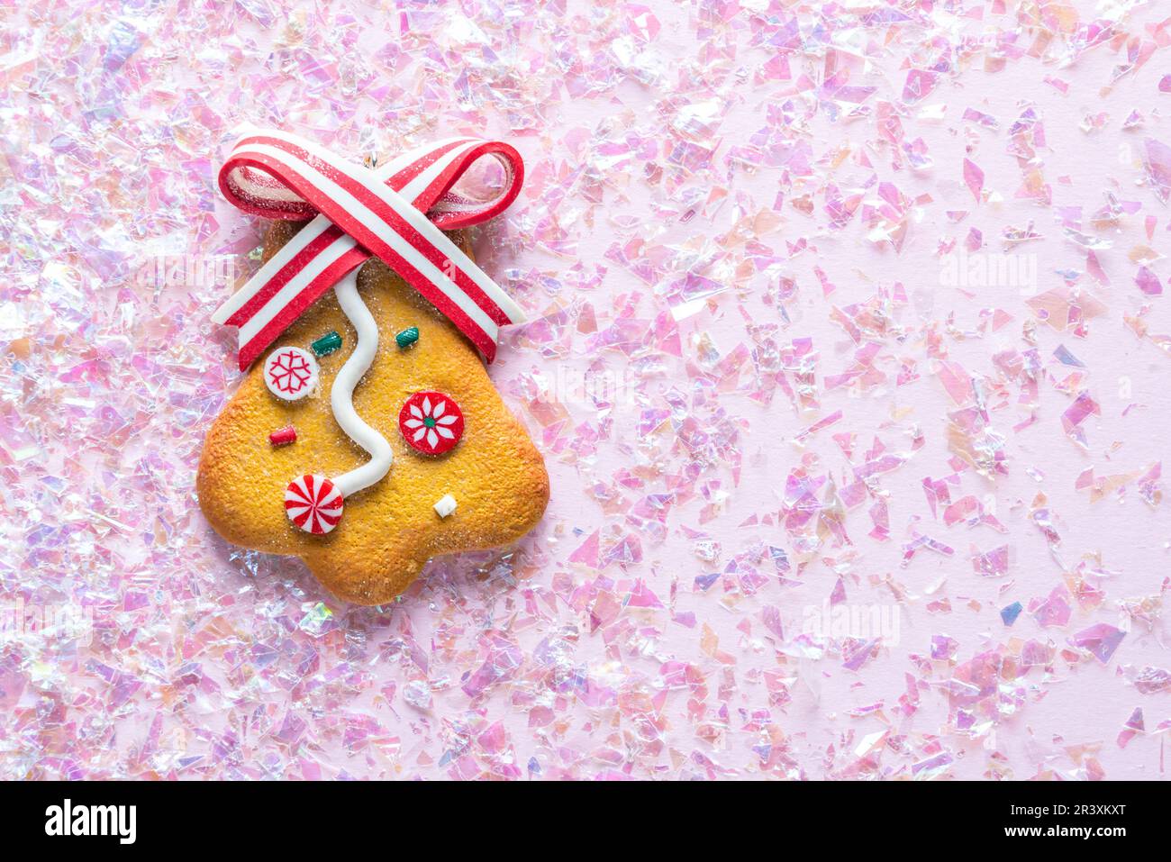 Decorazione di Natale di campana di pan di zenzero con glitter bianco. Vista dall'alto. Disposizione piatta con spazio per la copia Foto Stock