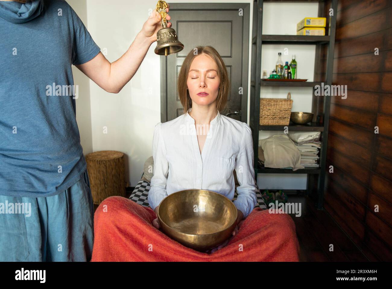 Bocce tibetane e campana in terapia sonora nel centro termale Foto Stock