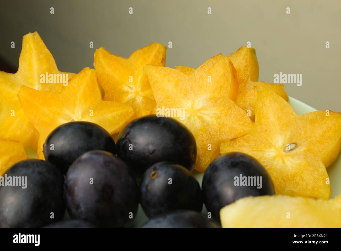 Frutta sul piatto, pezzetti di mela, acino e uva sul piatto Foto Stock