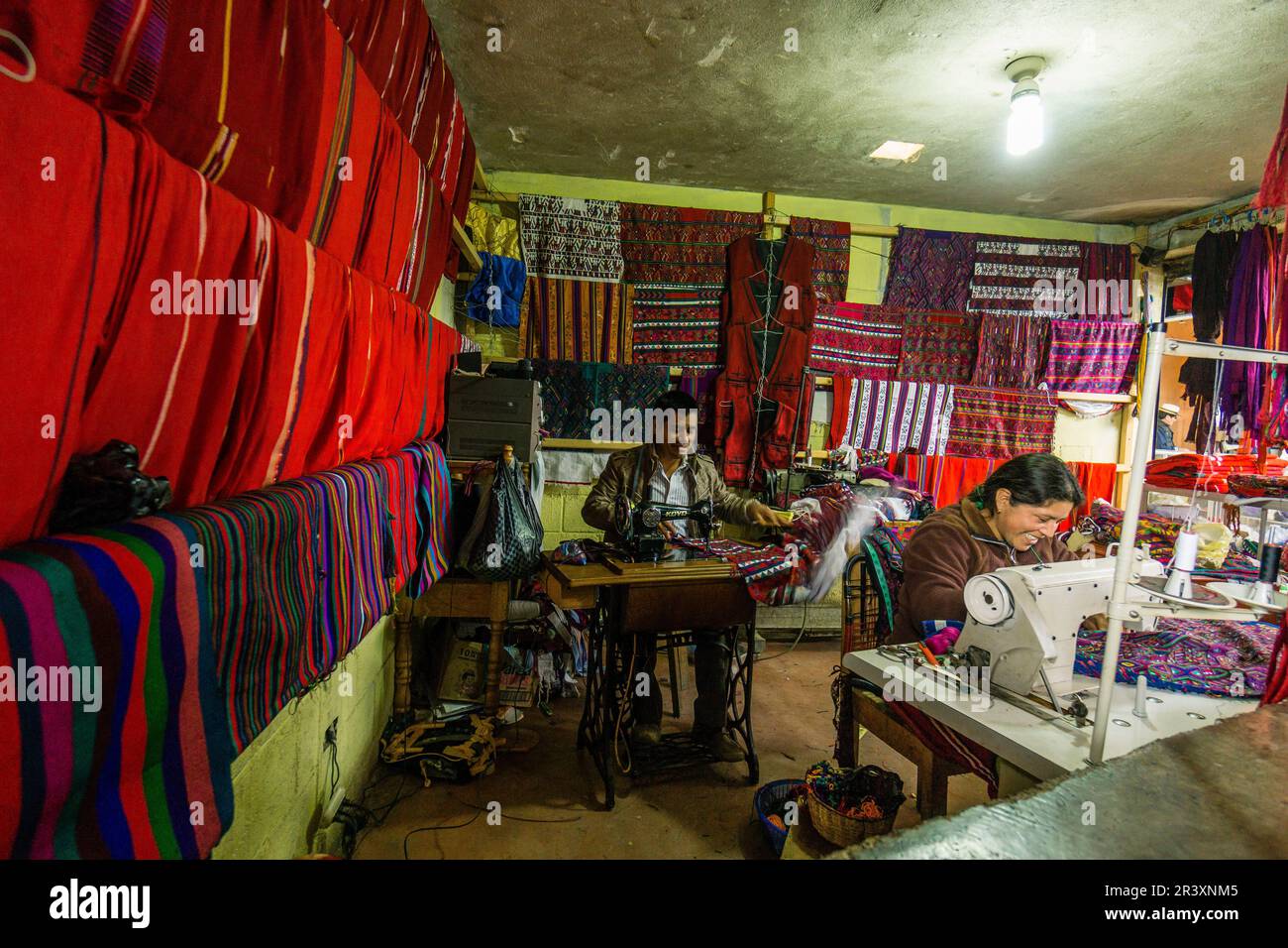 Tienda de telas tipicas - sastreria, Mercado Municipal, Santa María Nebaj, Departamento de El Quiché, Guatemala, America centrale. Foto Stock