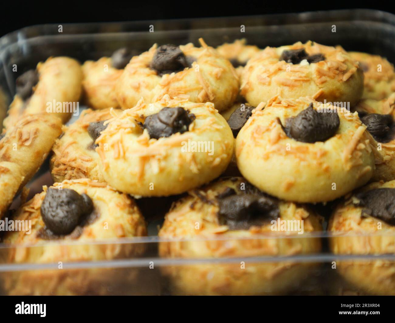 Biscotti al formaggio con ripieno di cioccolato sul vaso di plastica Foto Stock