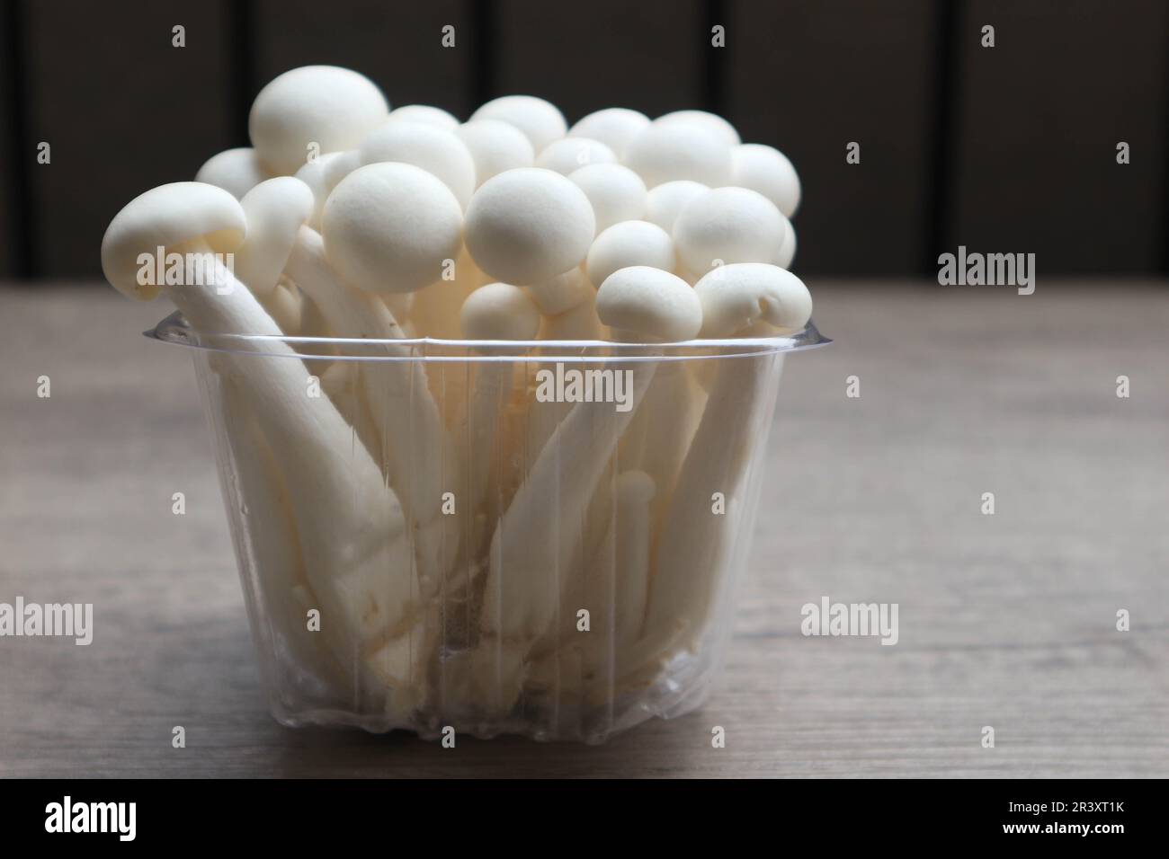 Funghi bianchi di faggio, funghi Shimeji, funghi commestibili sul tavolo di legno Foto Stock