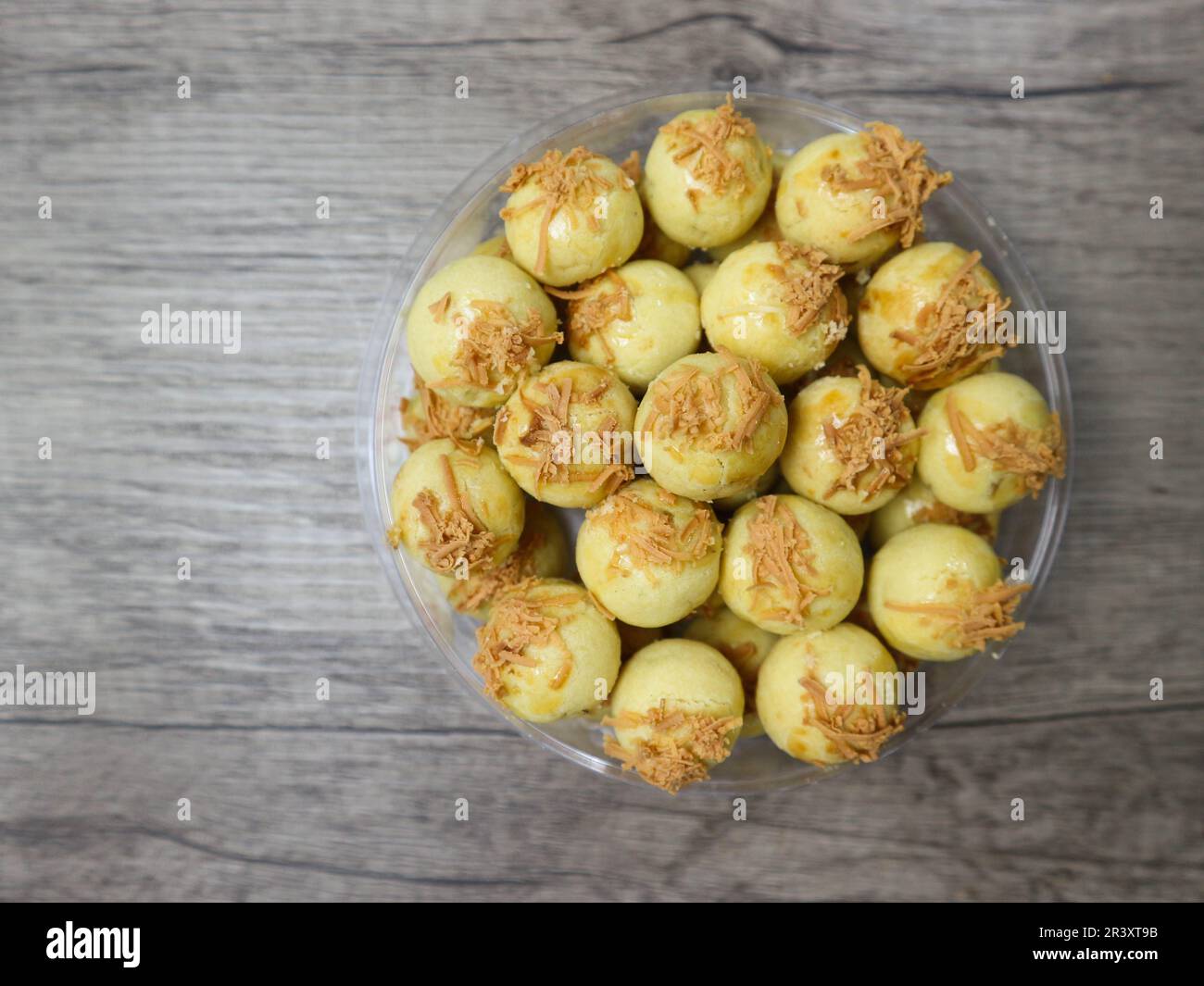 Nastar Keju. Crostata di ananas fatta in casa o Nastar Keju, biscotti con marmellata di ananas riempito e spalmare formaggio grattugiato nel vaso di plastica, fresco dalla ove Foto Stock