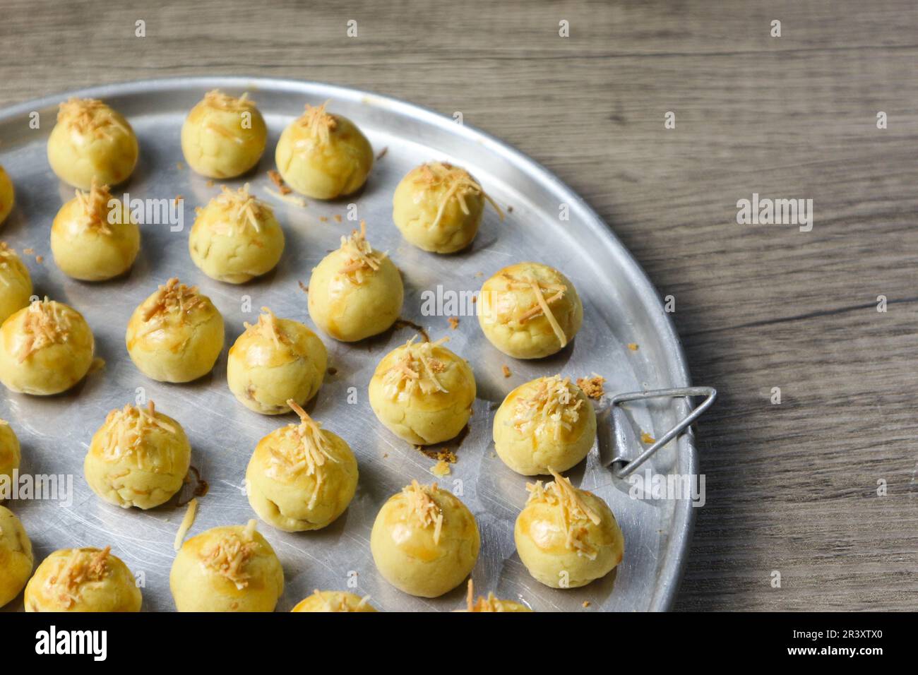 Nastar Keju. Crostata di ananas fatta in casa o Nastar Keju, biscotti con marmellata di ananas ripiena e spalmare formaggio grattugiato sulla padella di alluminio, fresco dalla o Foto Stock