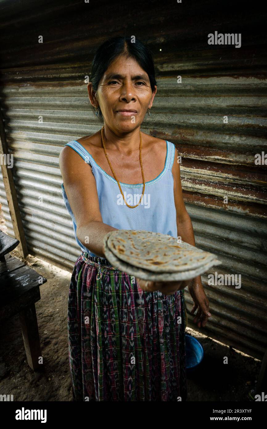 Mujer preparando tortitas de maiz, Lancetillo, La Parroquia, zona Reyna, Quiche, Guatemala, America centrale. Foto Stock