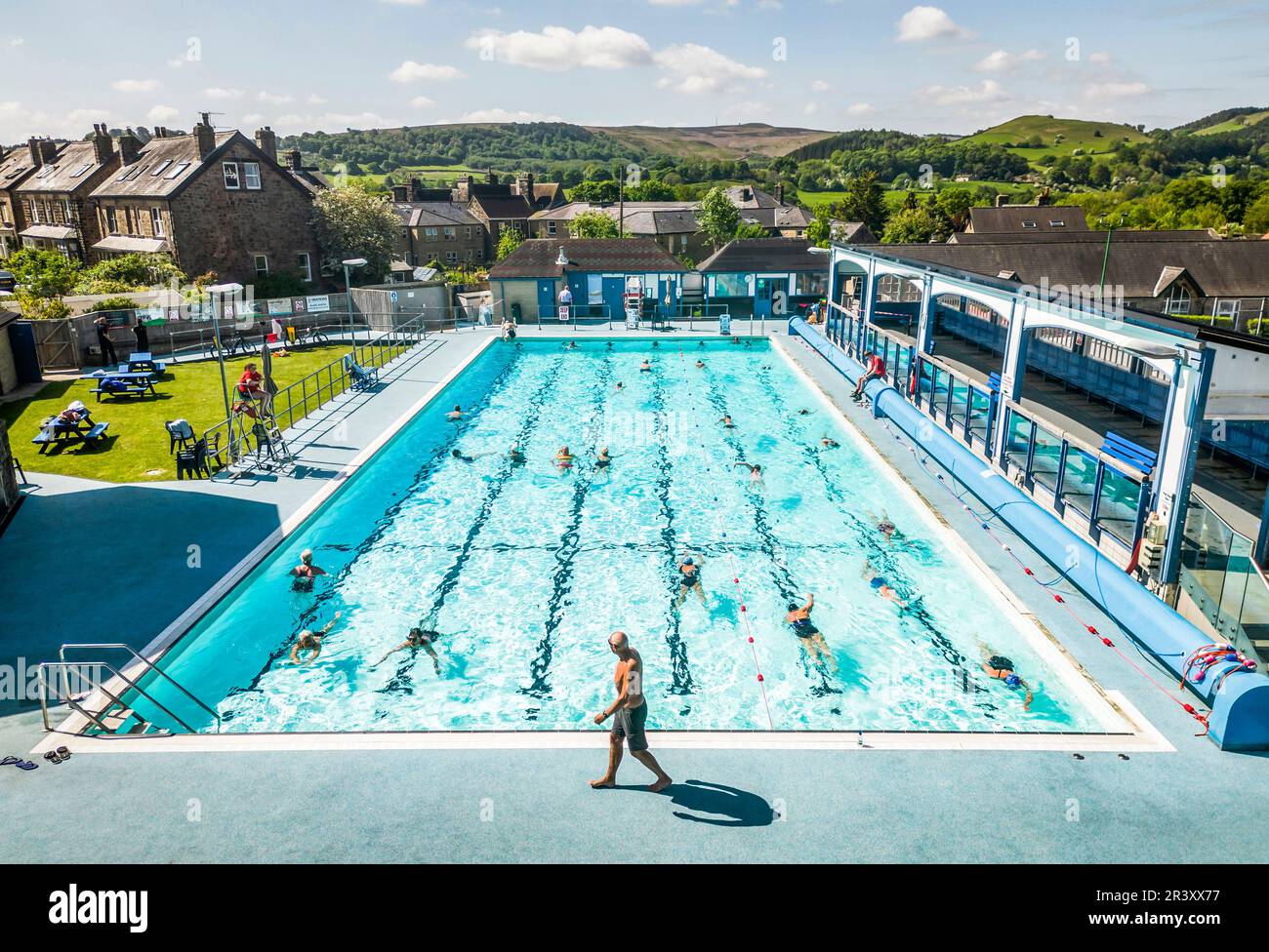 Le persone che si godono il clima caldo presso la piscina all'aperto Hathersage nel Peak District. Data immagine: Giovedì 25 maggio 2023. Foto Stock