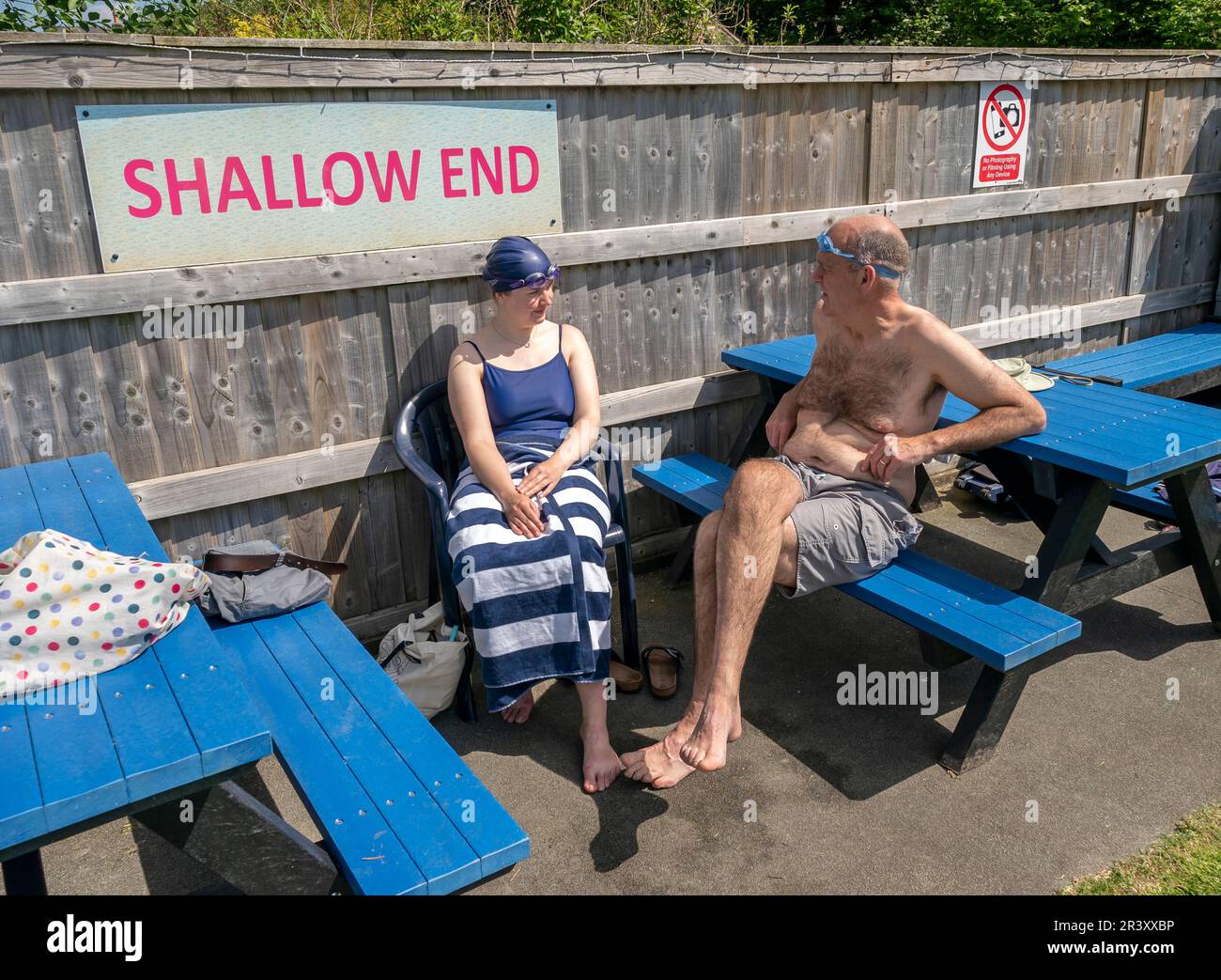 Le persone che si godono il clima caldo presso la piscina all'aperto Hathersage nel Peak District. Data immagine: Giovedì 25 maggio 2023. Foto Stock