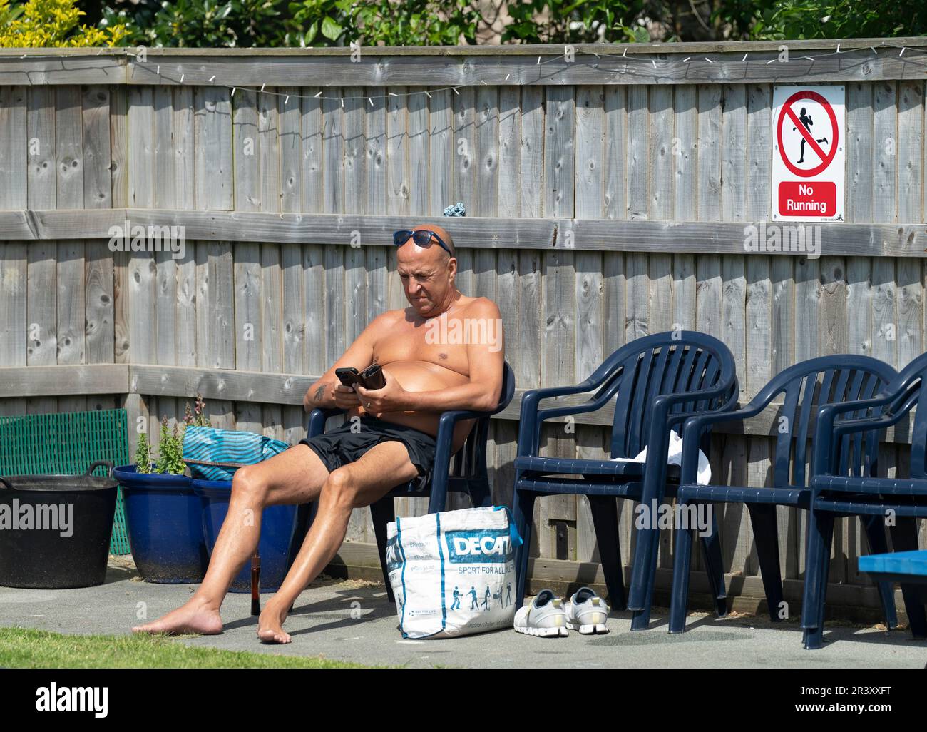 Un uomo gode del caldo tempo nella piscina all'aperto di Hathersage nel Peak District . Data immagine: Giovedì 25 maggio 2023. Foto Stock