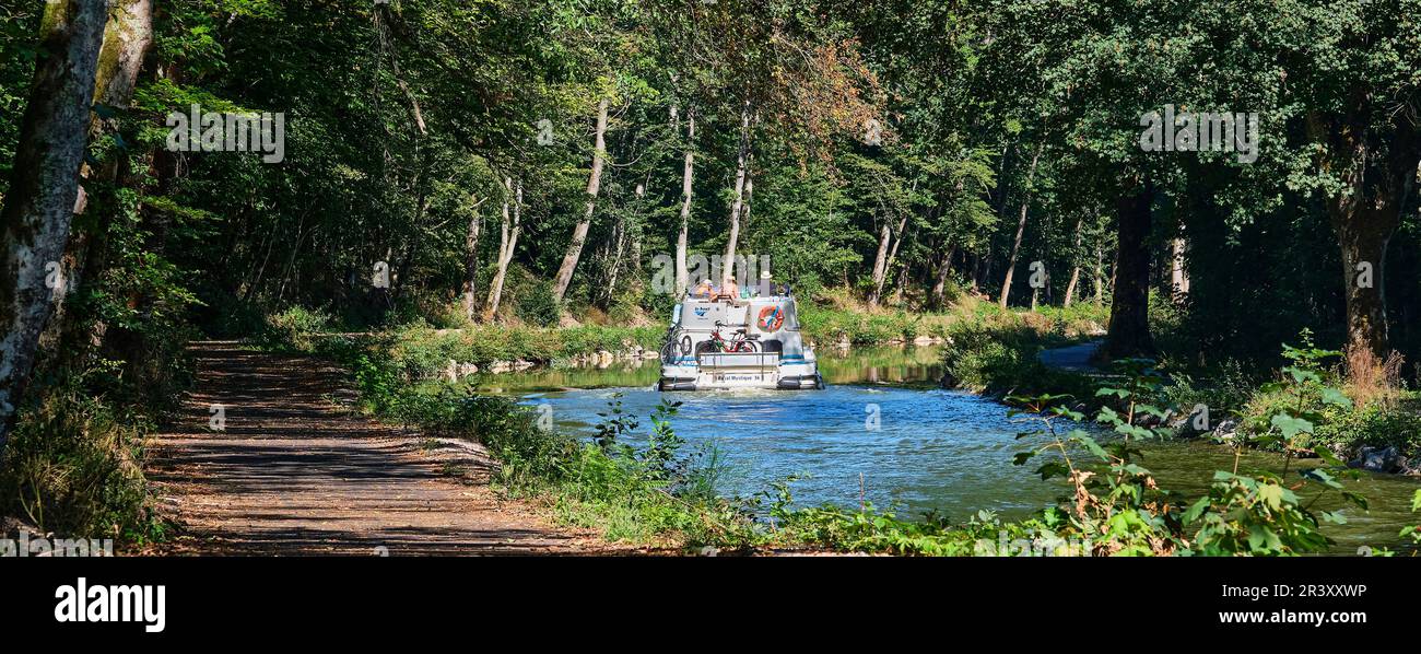 Turismo fluviale e nautica sul Canal des Vosges a la basse-Vaivre (Francia nord-orientale). Piccola chiatta Foto Stock