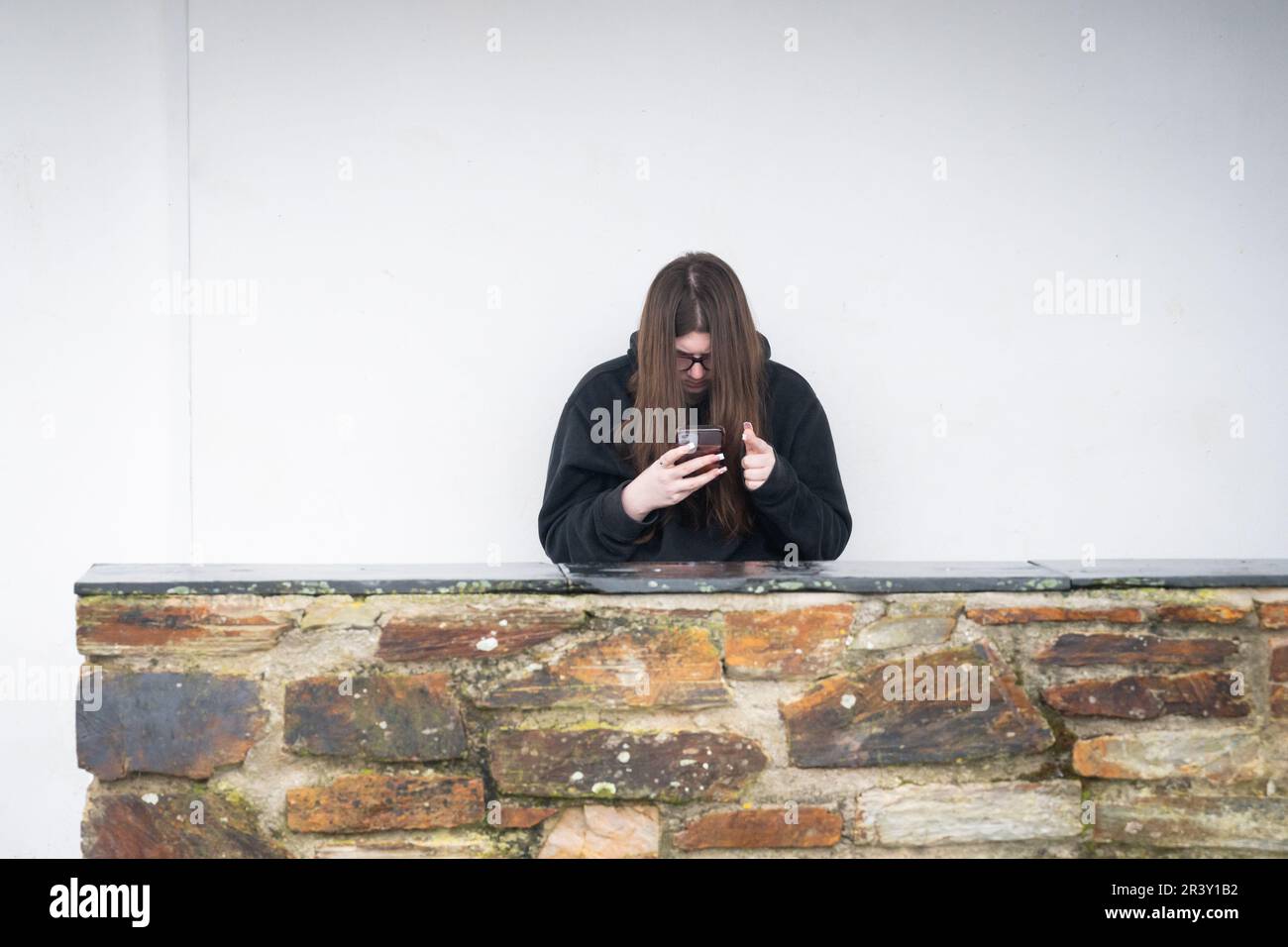 Ragazza eemo adolescente solo sui social media che guarda depresso Foto Stock