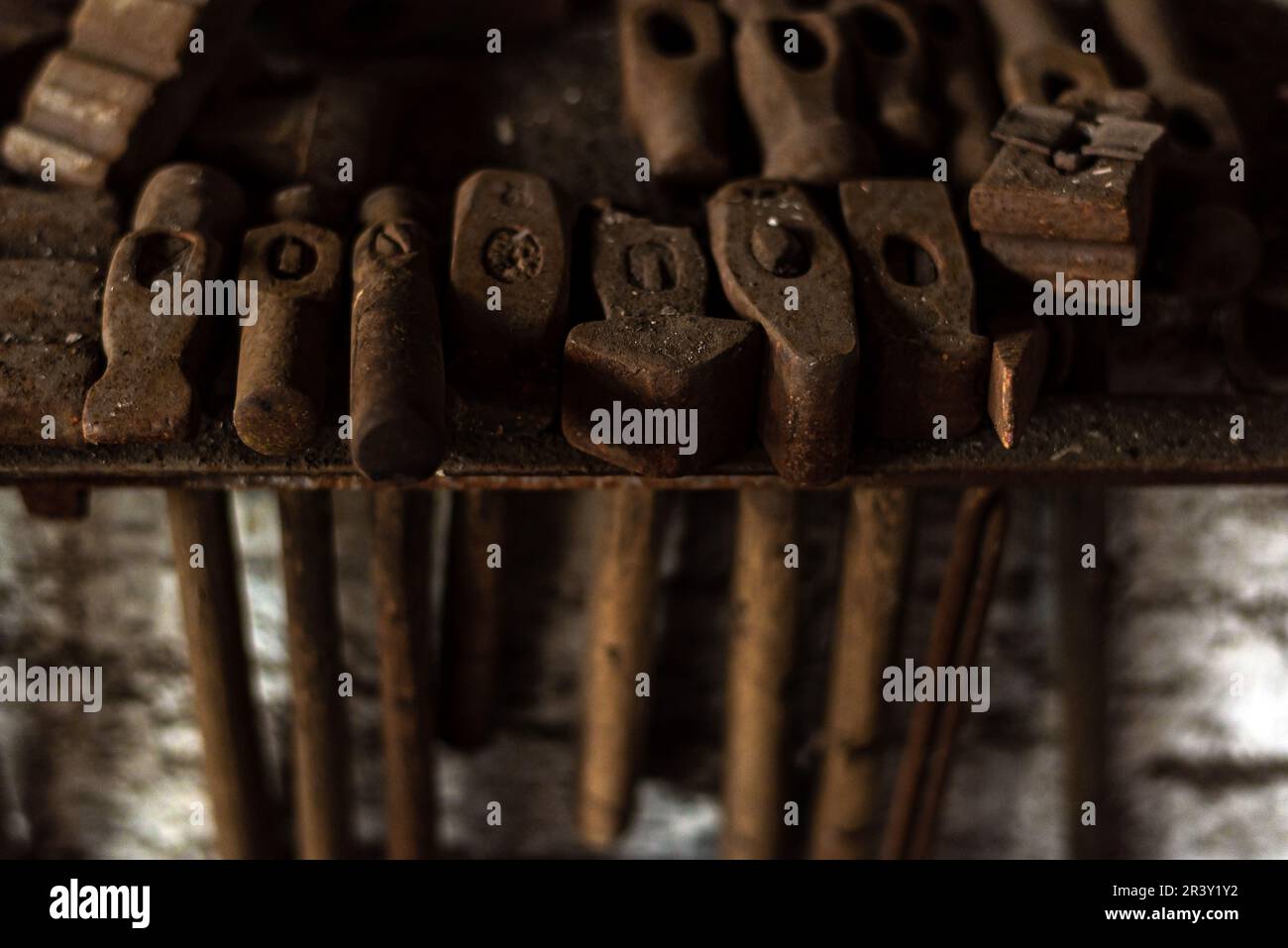 Primo piano di vecchi martelli in officina fabbro Foto Stock