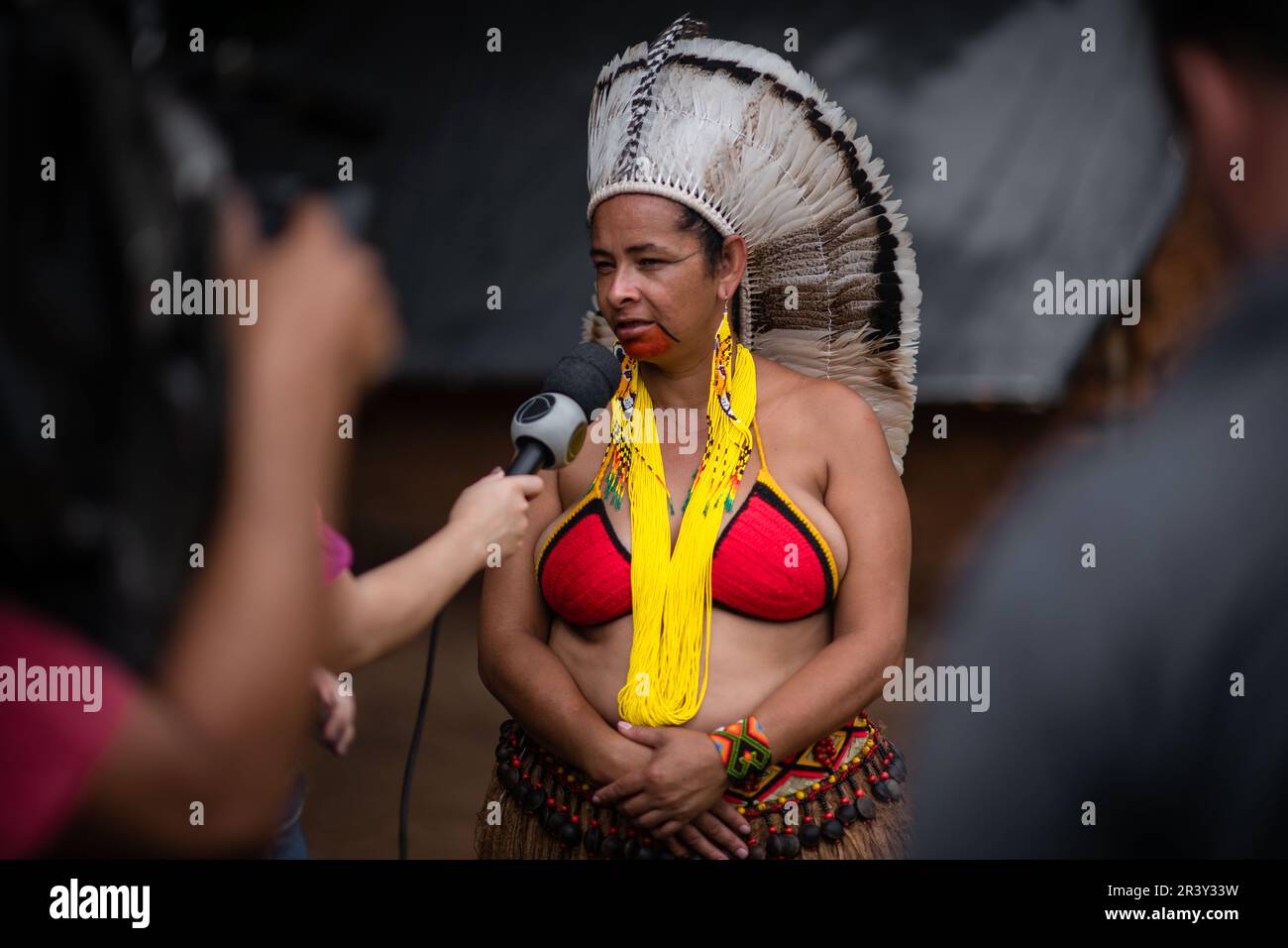 Il Capo Ãngohó Pataxó, leader della comunità indigena, durante le celebrazioni della Giornata dei popoli indigeni, si è pronunciato all'Aldeia Katurãma. Foto Stock