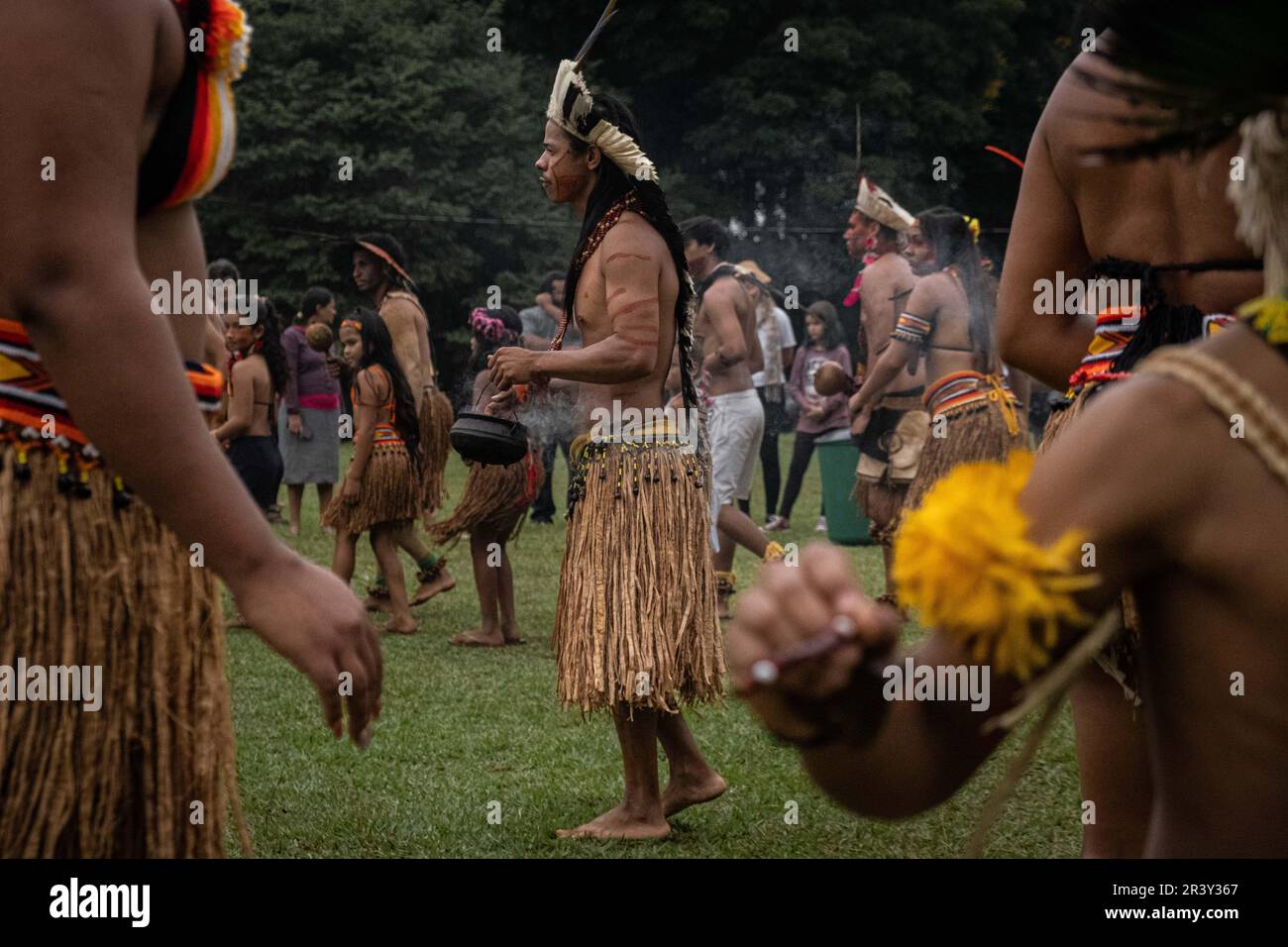 Il leader della comunità Hayó Pataxo tiene una censura durante le celebrazioni della Giornata dei popoli indigeni, presso l'Aldeia Katurãma. Foto Stock