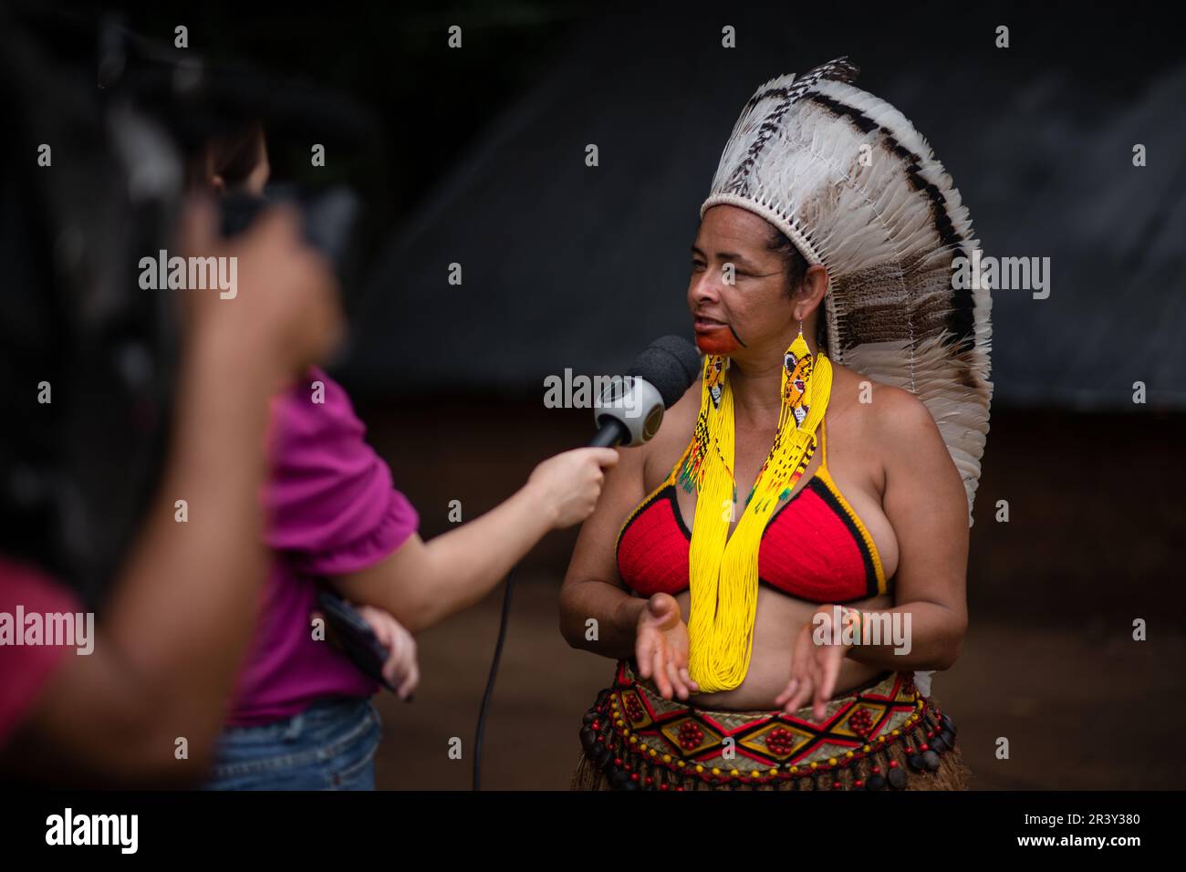 Il Capo Ãngohó Pataxó, leader della comunità indigena, durante le celebrazioni della Giornata dei popoli indigeni, si è pronunciato all'Aldeia Katurãma. Foto Stock