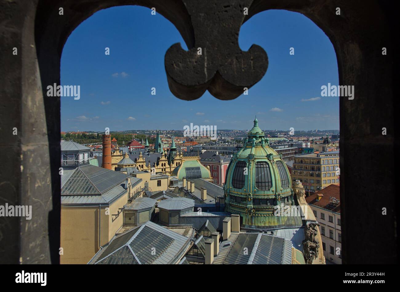 Vista dell'Obecni dum dalla Torre della porta delle polveri a Praga, repubblica Ceca, Europa Foto Stock