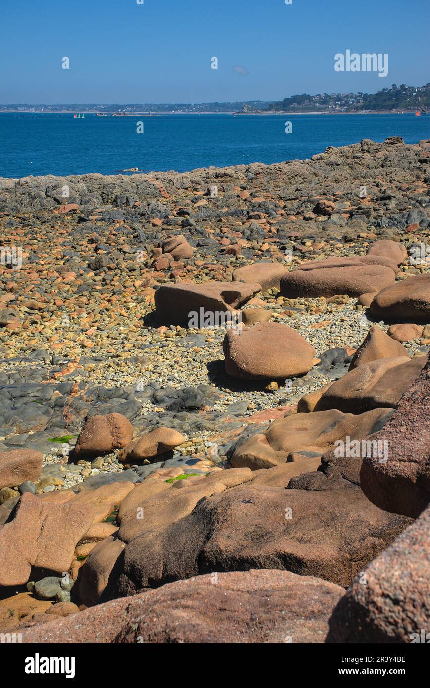 Blocchi monolitici di granito rosa nelle Cotes d'Armor in Bretagna, Francia. Costa di granito rosa Foto Stock