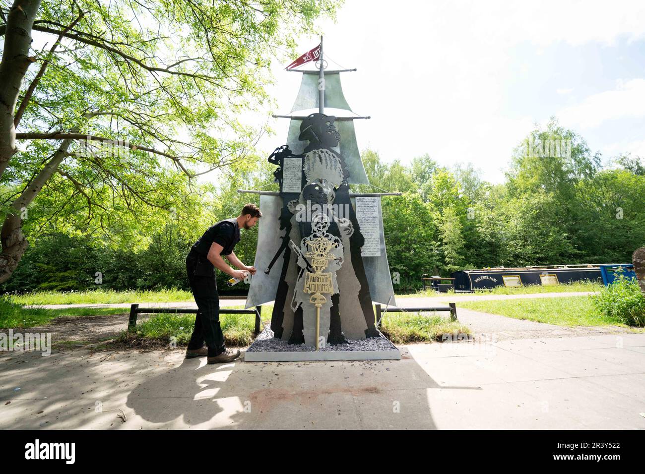 L'artista Luke Perry ripaints parte della sua scultura, Black British History is British History, dal Soho Loop Canal a Winson Green, Birmingham dopo che è stato vandalizzato con uno slur razziale. Data immagine: Giovedì 25 maggio 2023. Foto Stock