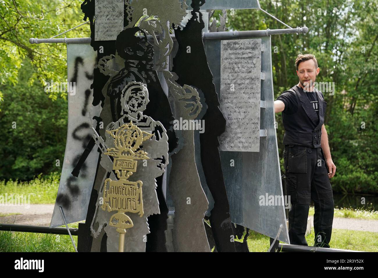 NOTA: LINGUA SULLA SCULTURA artista Luke Perry da graffiti di slur razziale sulla sua scultura, la storia britannica nera è storia britannica, dal Soho Loop Canal in Winson Green, Birmingham dopo che è stato vandalizzato. Data immagine: Giovedì 25 maggio 2023. Foto Stock