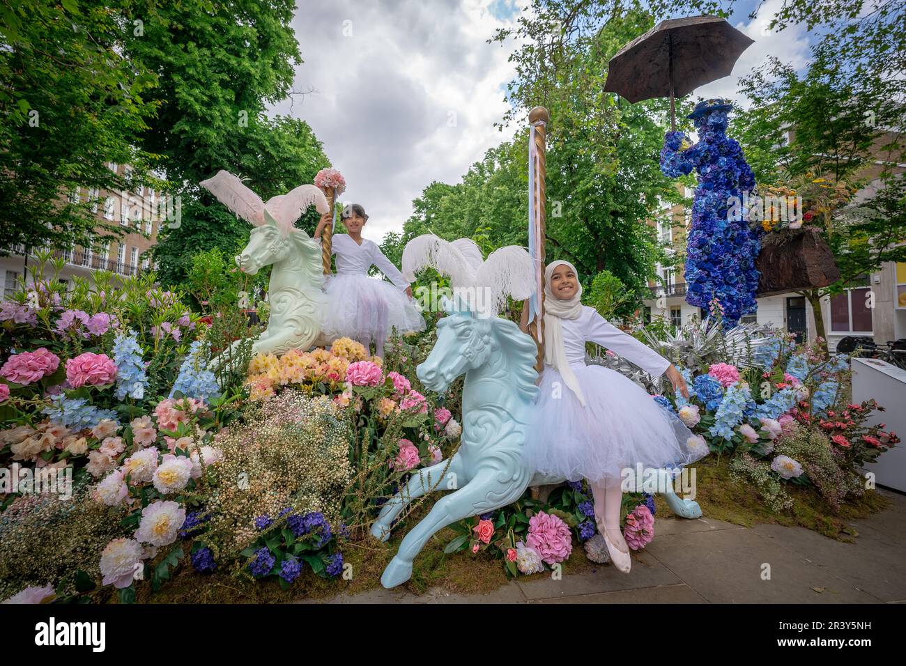 Londra, Regno Unito. 25th maggio 2023. Chelsea in Bloom: Giovani ballerini della Grace & Poise Academy, la prima Scuola di Balletto Mussulmano, posa con le numerose installazioni floreali a tema 'Fiori su Film' a Chelsea. Visto qui con l'installazione di Mary Poppins. Credit: Guy Corbishley/Alamy Live News Foto Stock