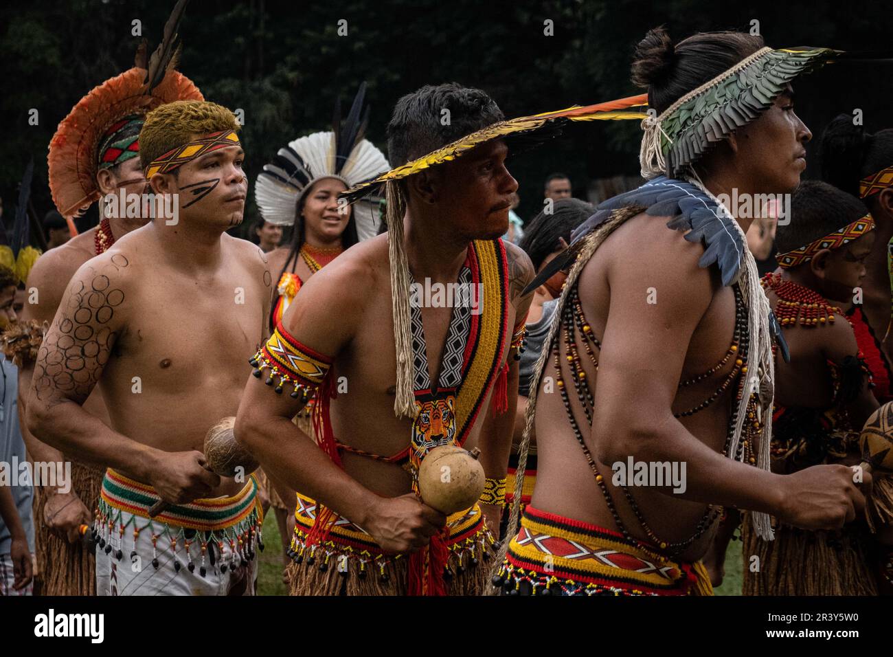 Un gruppo di indigeni che indossavano ornamenti ha visto ballare e cantare  durante le celebrazioni della Giornata del popolo indigeno, all'Aldeia  Katurãma. (Foto di Ivan Abreu/SOPA Images/Sipa USA) Credit: Sipa US/Alamy  Live