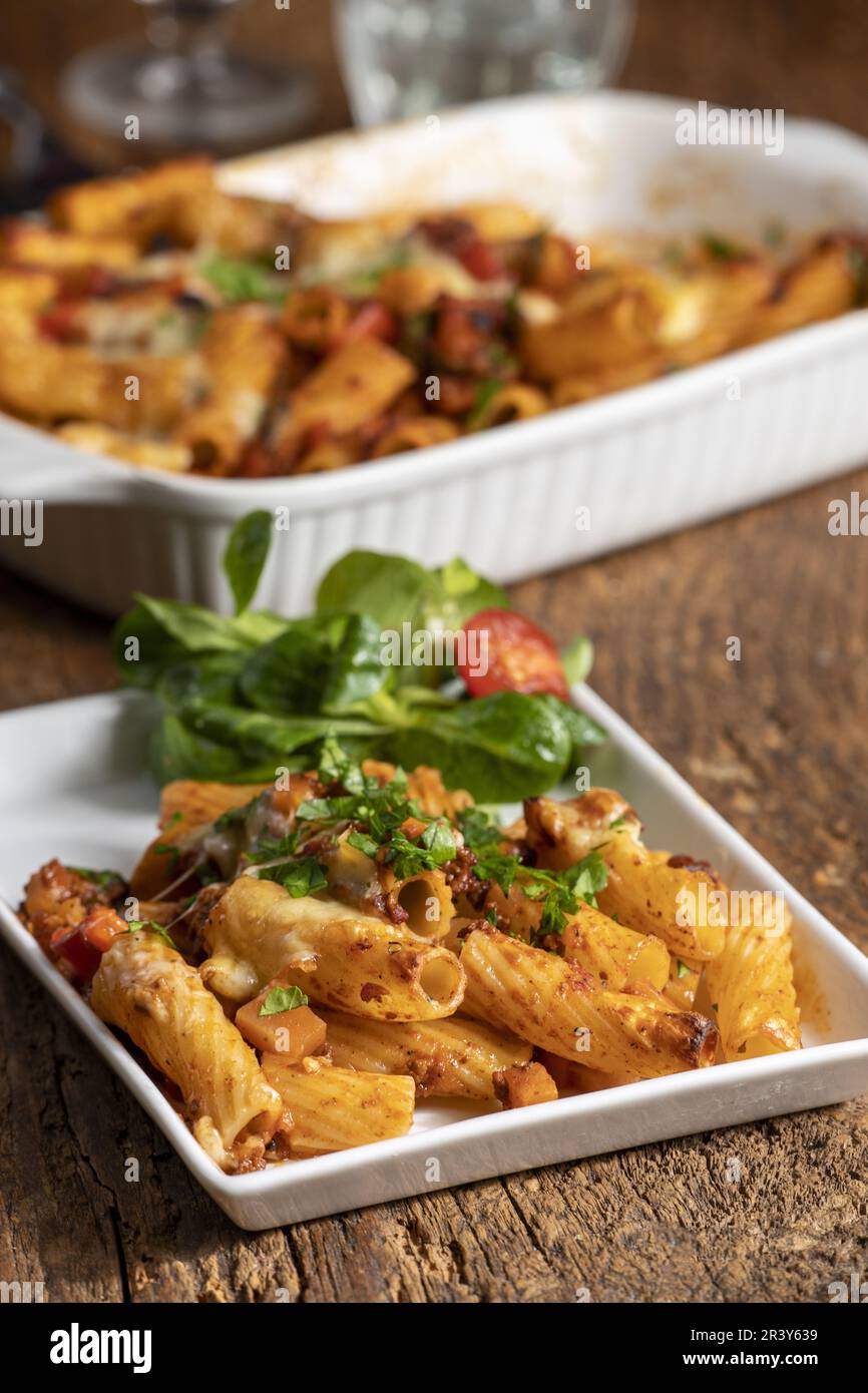 Rigatoni al gratin con salsa di bolognese Foto Stock