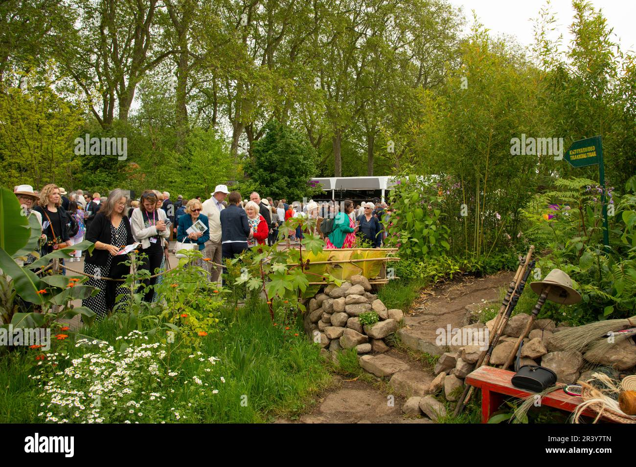 I visitatori intorno al Giardino Fauna & Flora il giorno di apertura del Chelsea Flower Show 2023 Foto Stock