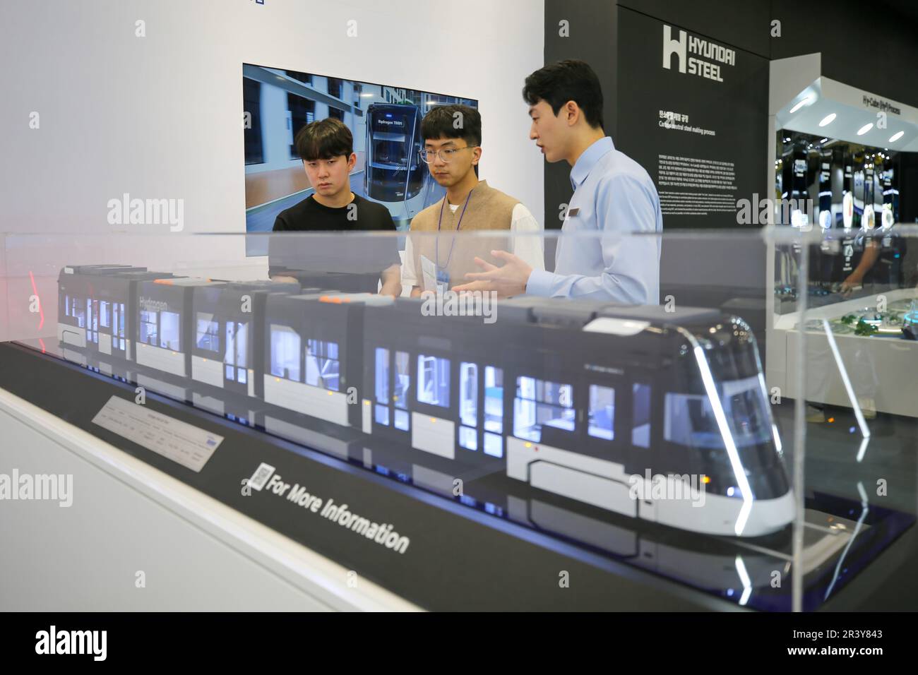 Busan, Corea del Sud. 25th maggio, 2023. I visitatori osservano un modello di tram esposto durante il World Climate Industry Expo presso il Busan Exhibition & Convention Center (BEXCO) di Busan, Corea del Sud, il 25 maggio 2023. Questa fiera del settore offre l'opportunità di presentare le più recenti tecnologie e politiche nei settori del clima globale, dell'ambiente e dell'energia per far fronte alla crisi climatica. L'expo ha preso il via giovedì e durerà fino al 27 maggio. Credit: WangYiliang/Xinhua/Alamy Live News Foto Stock