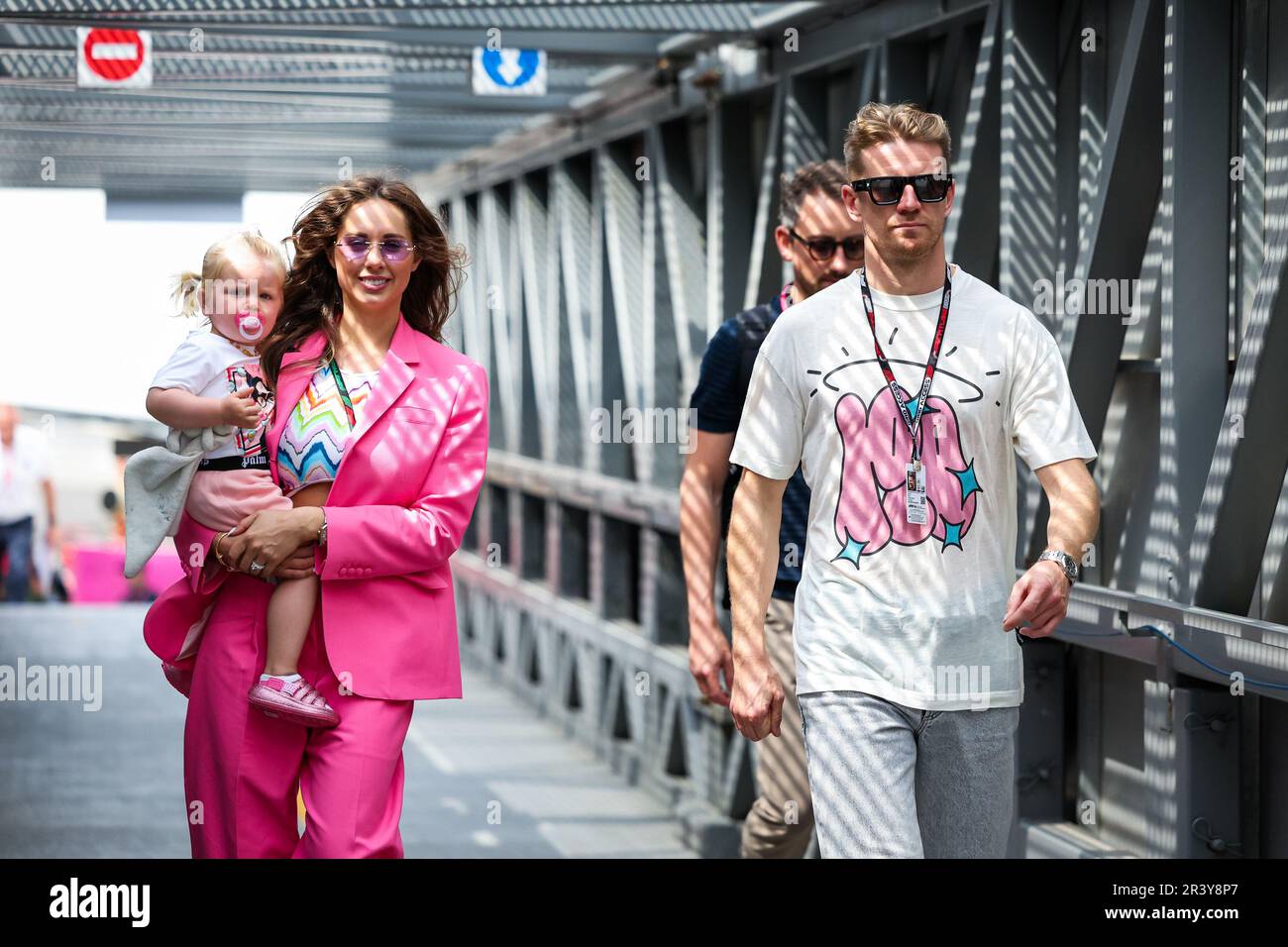 HULKENBERG Nico (ger), Haas F1 Team VF-23 Ferrari, con sua moglie EGL? RuÅ¡kyt?, stilista lituano, e la figlia Noemi Sky, nel paddock, durante il Gran Premio di Formula 1 di Monaco 2023, 6th° round del Campionato del mondo di Formula uno 2023 dal 26 al 28 maggio 2023 sul circuito di Monaco, a Monaco - Foto: Florent Gooden/DPPI/LiveMedia Foto Stock