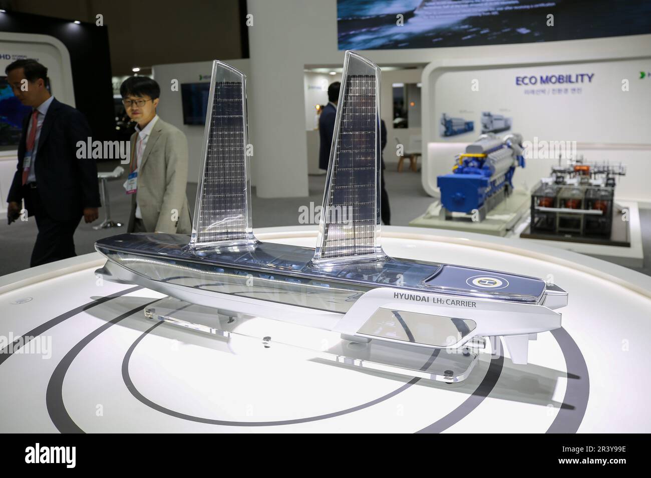 Busan, Corea del Sud. 25th maggio, 2023. I visitatori osservano un modello di veicolo a idrogeno liquido esposto durante il World Climate Industry Expo presso il Busan Exhibition & Convention Center (BEXCO) di Busan, Corea del Sud, il 25 maggio 2023. Questa fiera del settore offre l'opportunità di presentare le più recenti tecnologie e politiche nei settori del clima globale, dell'ambiente e dell'energia per far fronte alla crisi climatica. L'expo ha preso il via giovedì e durerà fino al 27 maggio. Credit: WangYiliang/Xinhua/Alamy Live News Foto Stock