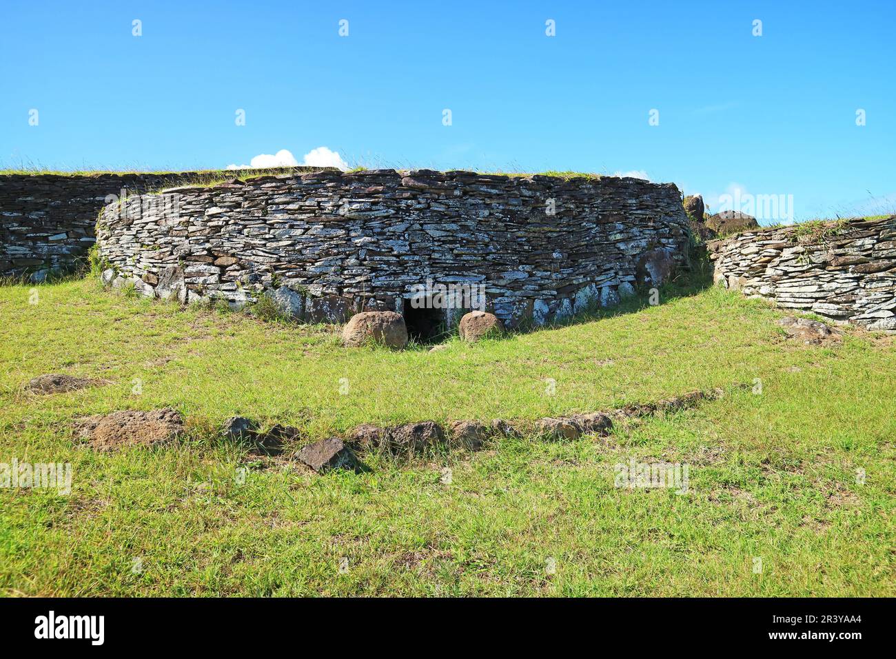 Resti di Case di pietra al Villaggio di Orongo, un Centro Ceremoniale sull'Isola di Pasqua, Cile, Sud America Foto Stock