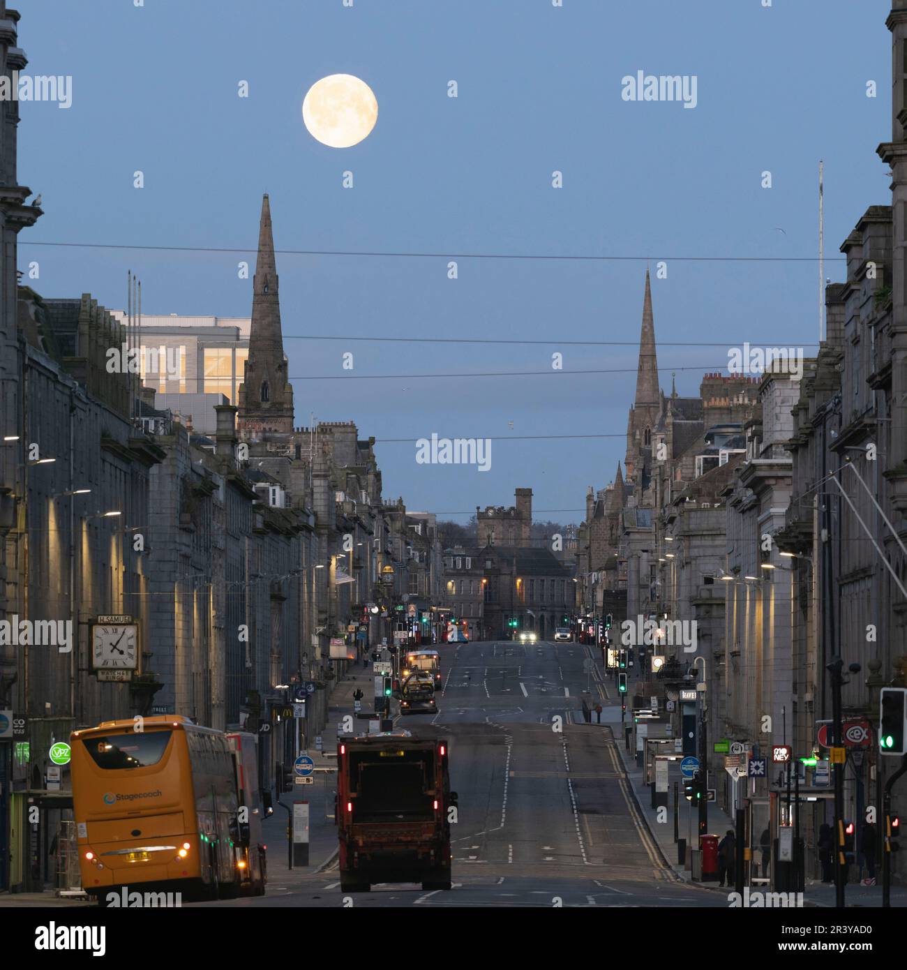 Una vista lungo Union Street nel centro di Aberdeen mentre la Luna piena (Rosa) si stabilisce in Occidente poco prima di Daybreak Foto Stock