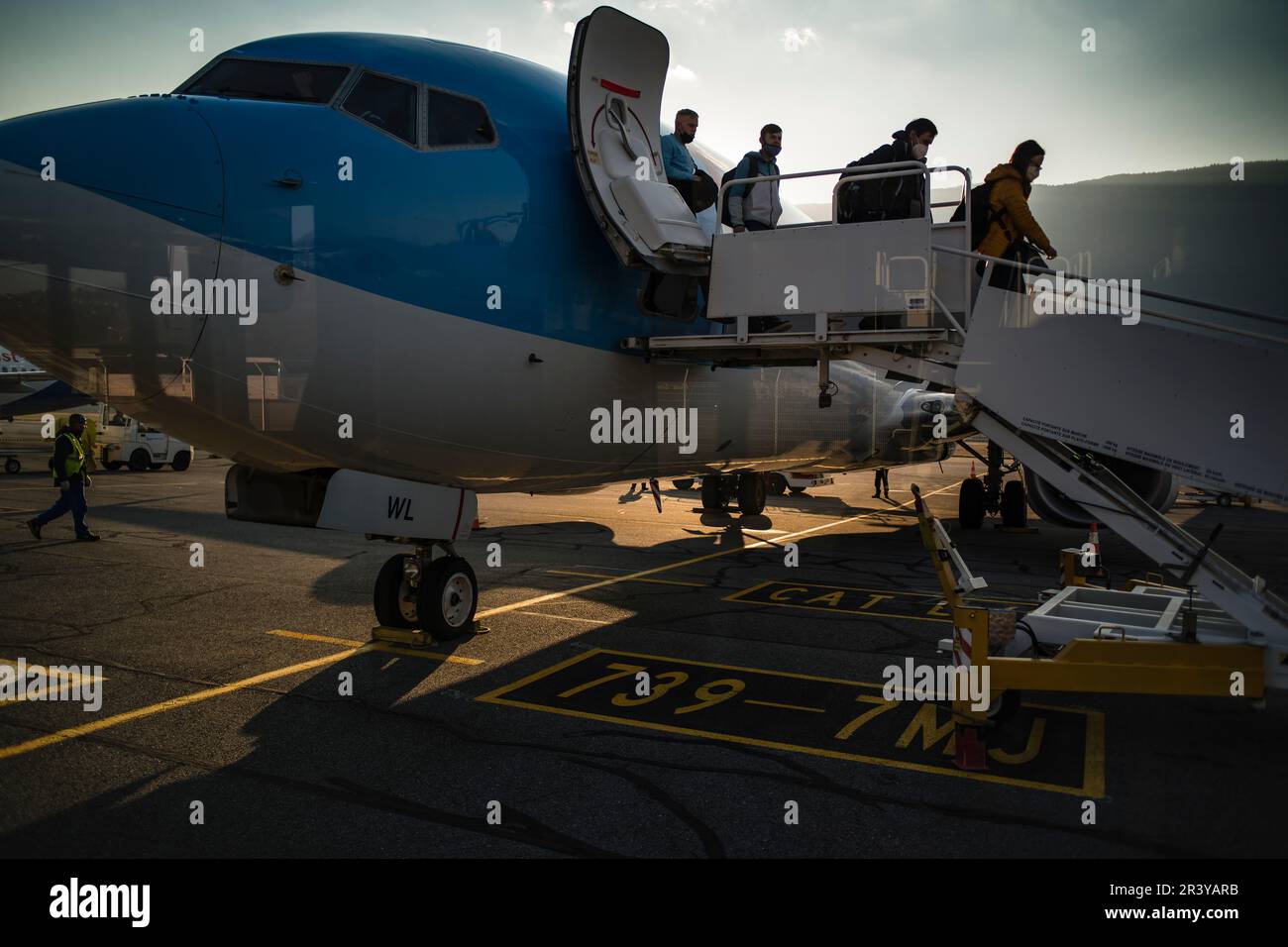 Passaggi che lasciano l'aereo, arrivando all'aeroporto Foto Stock