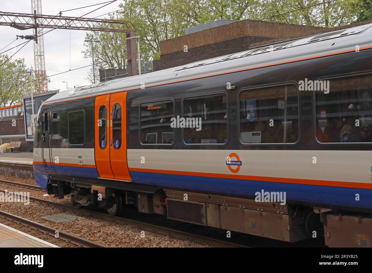 Servizio per Chingford 710263 presso la stazione di Walthamstow Central Overground, platform, BR, Hoe St, Walthamstow, Londra, Inghilterra, Regno Unito, E17 7LP Foto Stock