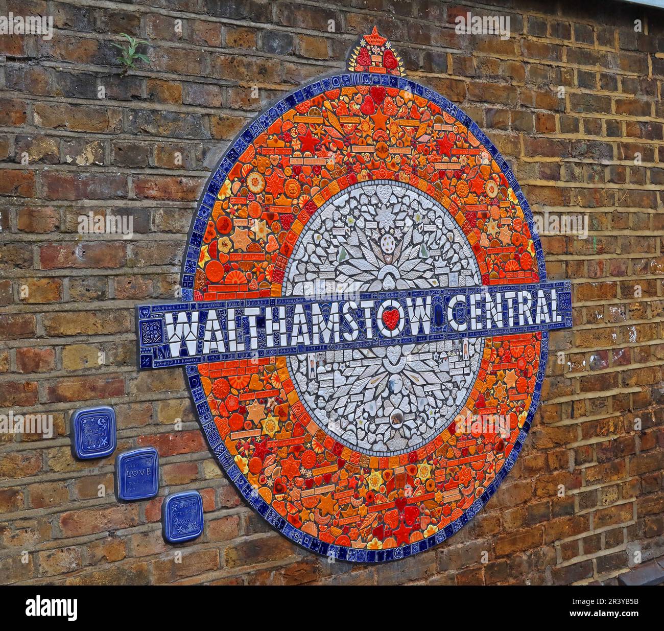 Maud Milton Artyface Mosiac presso la stazione di Walthamstow Central Overground, binario, BR, Hoe St, Walthamstow, Londra, Inghilterra, Regno Unito, E17 7LP Foto Stock