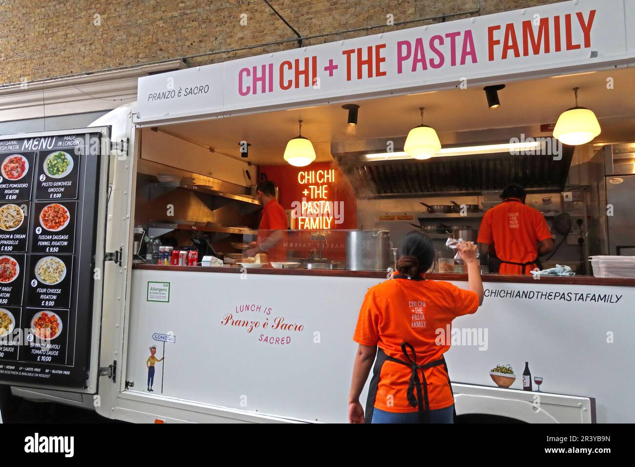 Chi chi + The Pasta Family, il chiosco di Street food italiano che commercializza all'Old Spitalfields Market nell'est di Londra, serve pasta appena cucinata da cucina a vista Foto Stock