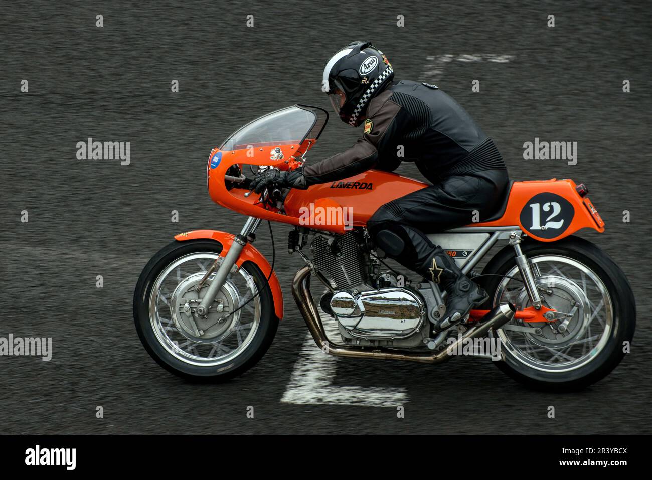 Nel cuore della catena Puys in Alvernia, il circuito della Charade organizza il secondo Super Show della Charade con Jacky Ickx e Giacomo Agostini come patroni. In pista, dimostrazioni e sfilate di veicoli iconici (auto e moto). Sul lato paddock, il pubblico potrebbe trovare molti veicoli dagli anni '60 ad oggi in esposizione, a Saint-Genès-Champanelle, Francia, il 21th maggio 2023 Foto di Denis Prezat/ABACAPRESS.COM Foto Stock