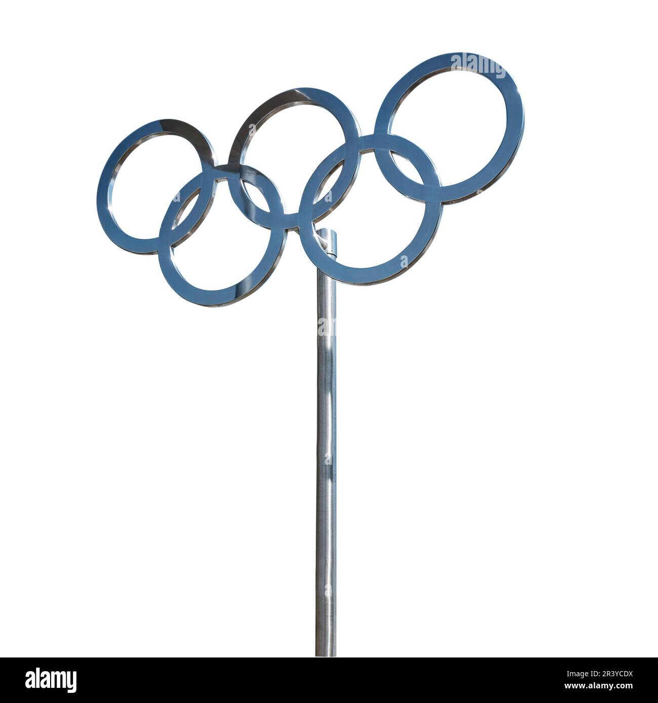 Foto degli anelli olimpici metallici su un palo, segno dei giochi olimpici isolato su sfondo bianco, Parigi 2024 Foto Stock