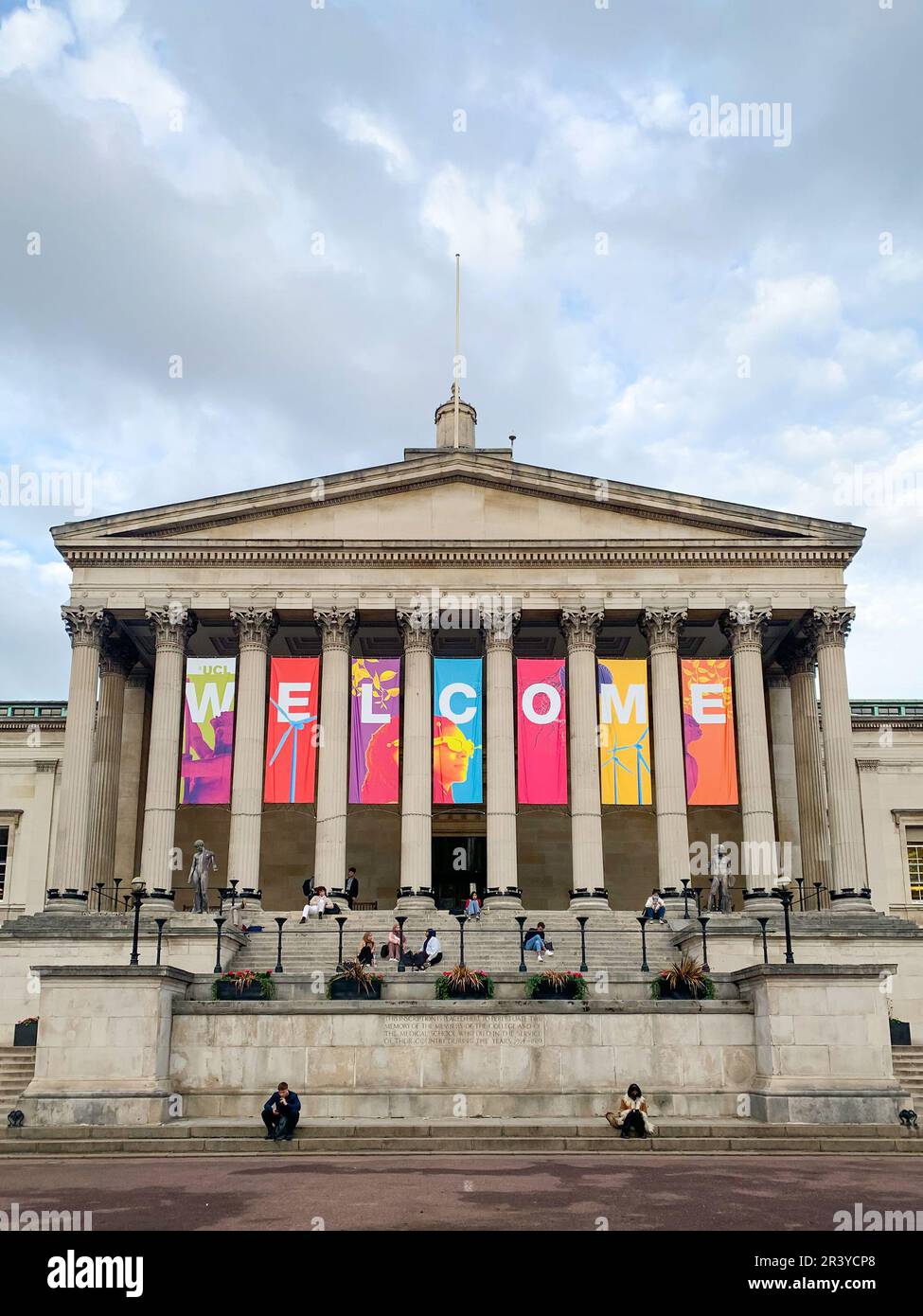 Cartello di benvenuto sull'edificio dell'University College of London (UCL) a Bloomsbury, Londra, Regno Unito Foto Stock
