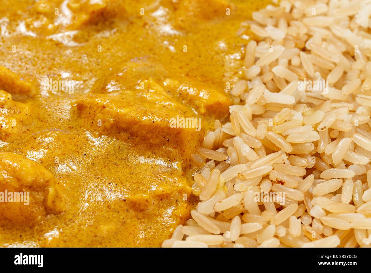 Korma di pollo con riso marrone, dettaglio in primo piano Foto Stock