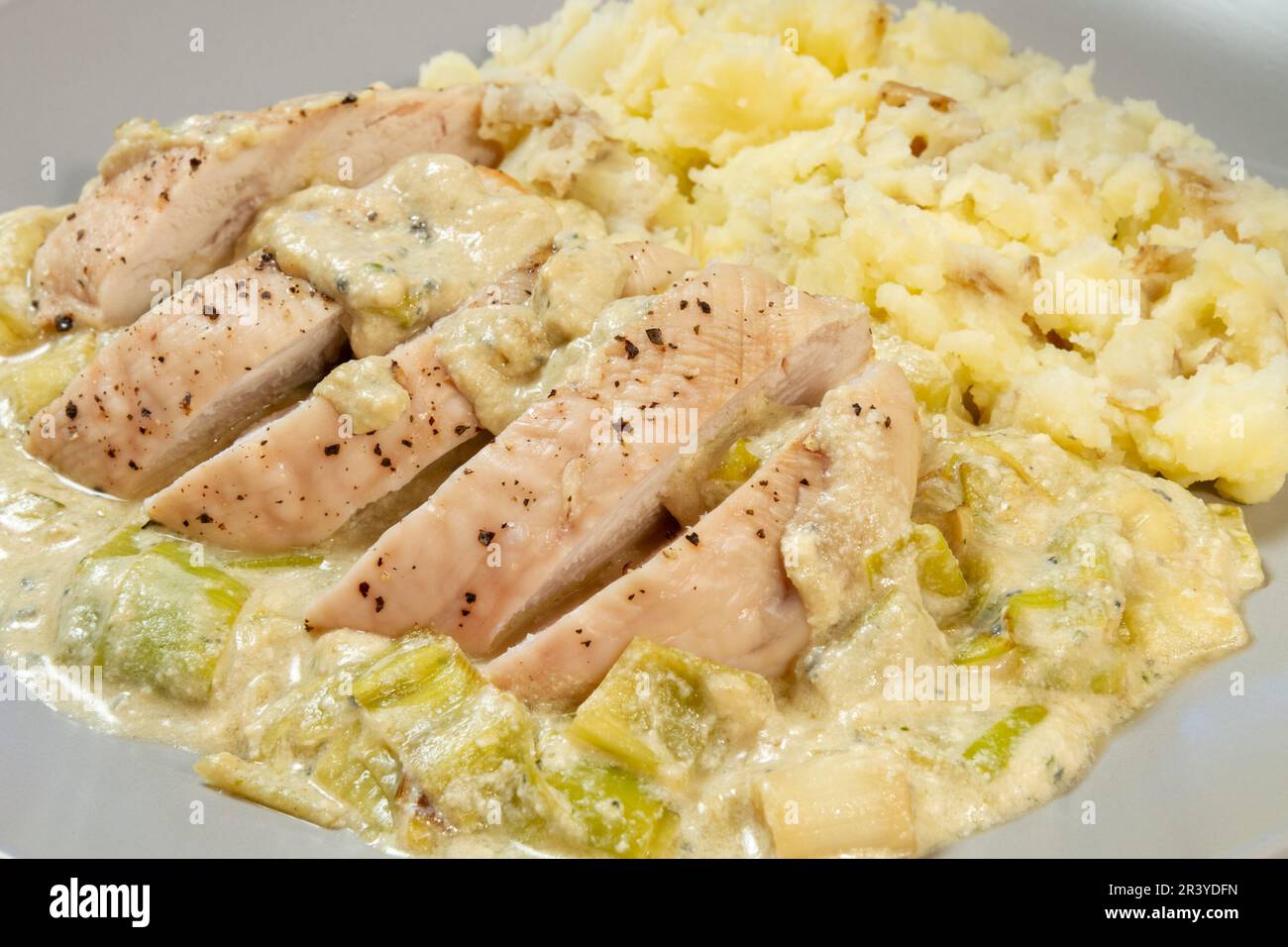 Pollo e porri in salsa di formaggio blu Foto Stock