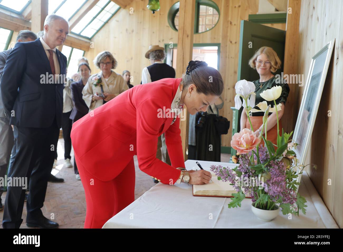 Crown Princess Victoria firma il libro degli ospiti durante la sua visita alla casa e ai giardini di Gunnebo a Molndal, Svezia, 25 maggio 2023. Foto: Adam IHSE / TT / c Foto Stock