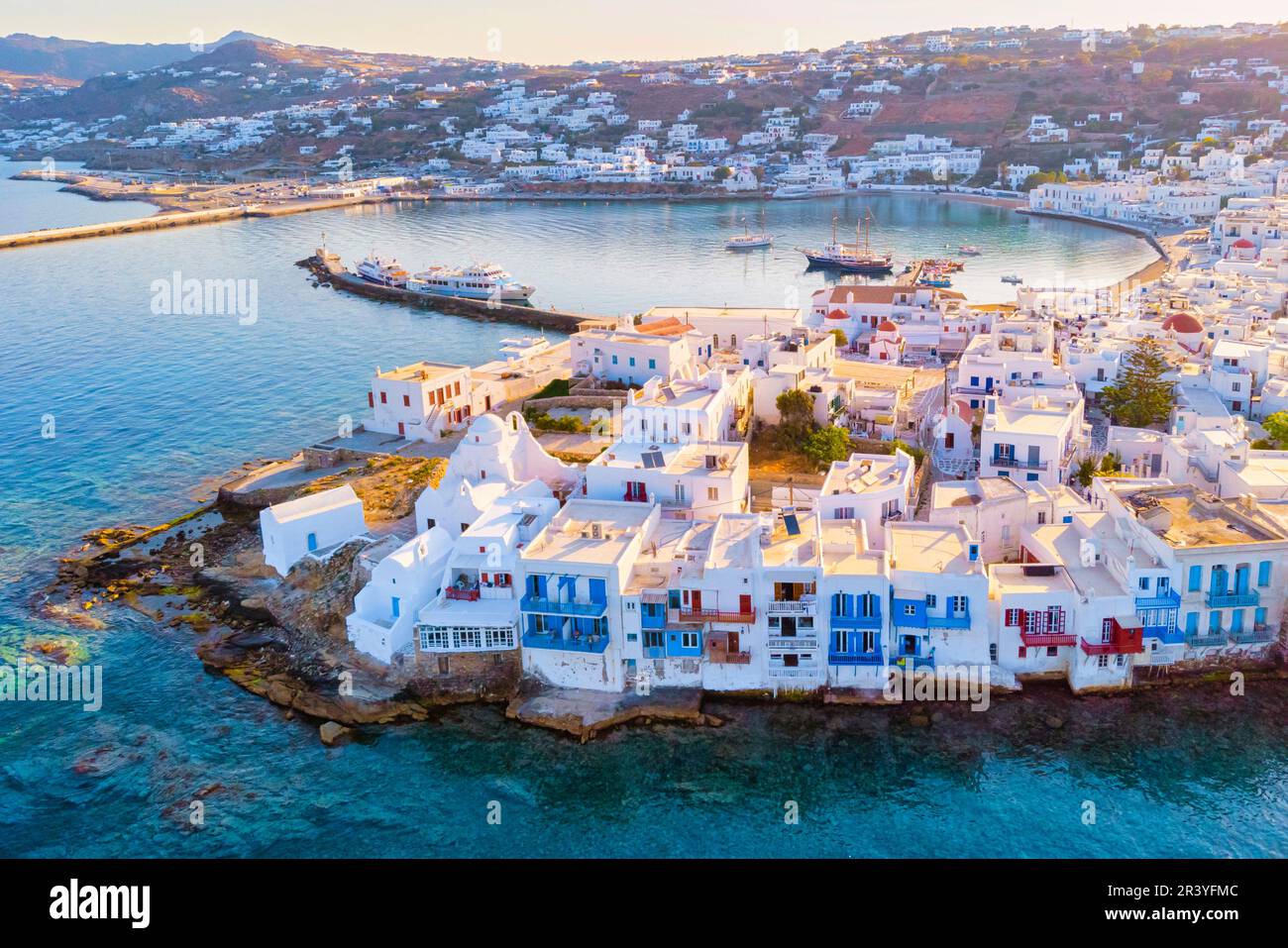 Strada vuota del villaggio greco di Mykonos in Grecia, strade colorate del villaggio di Mikonos Foto Stock