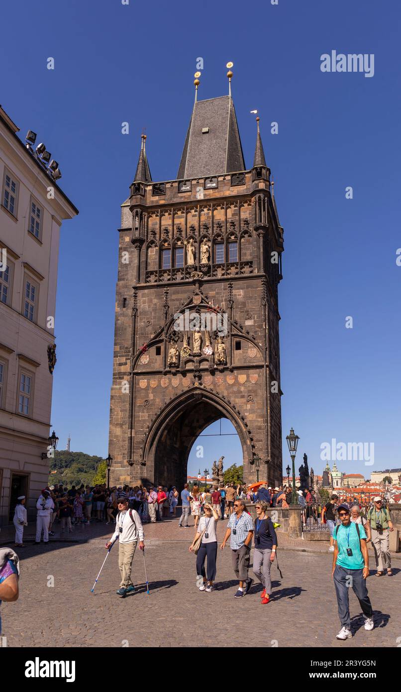 PRAGA, REPUBBLICA CECA, EUROPA - turisti alla Torre del Ponte della Città Vecchia, al Ponte Carlo. Foto Stock