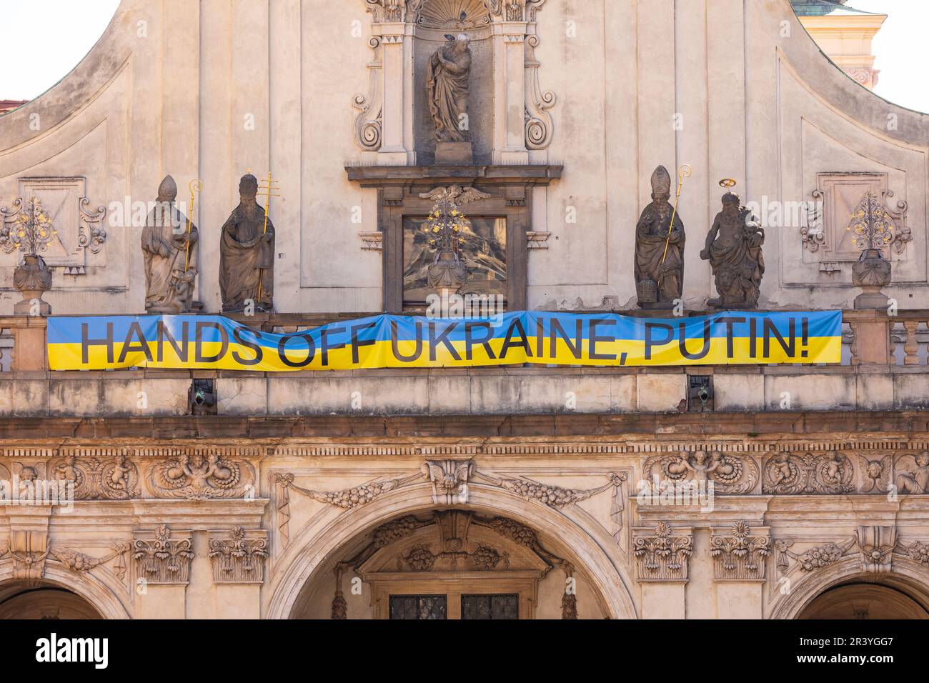 PRAGA, REPUBBLICA CECA - banner anti Putin a sostegno dell'Ucraina, sulla costruzione nella Città Vecchia. Consegna Putin all’Ucraina. Foto Stock